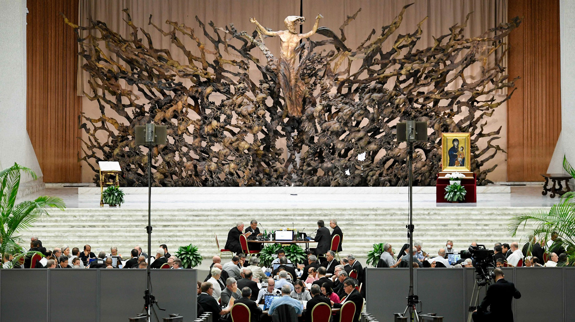 Teilnehmer an Tischen bei den Beratungen während der Weltsynode am 26. Oktober 2023 im Vatikan.
