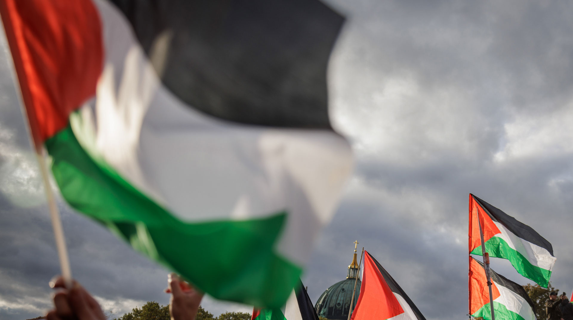 Flagge Palästinas auf Protestkundgebung in Berlin
