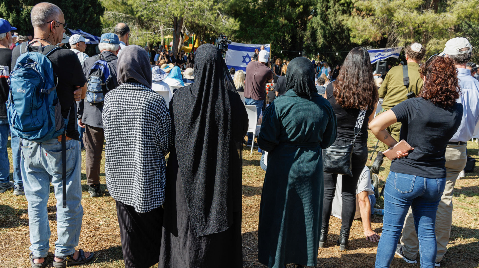 Trauernde unterschiedlicher Religionen bei der Trauerfeier für die ermordete Friedensaktivistin Vivian Silver am 16. November 2023 im Kibbuz Gezer (Israel).