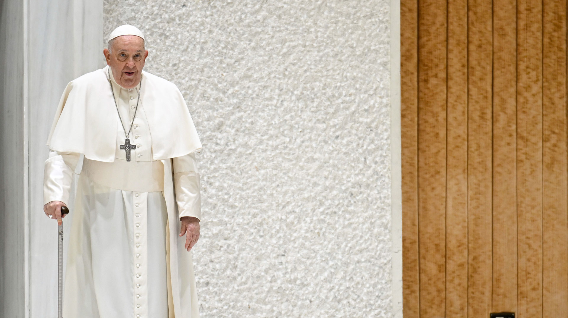 Papst Franziskus mit Gehstock bei der Generalaudienz am 29. November 2023 im Vatikan.