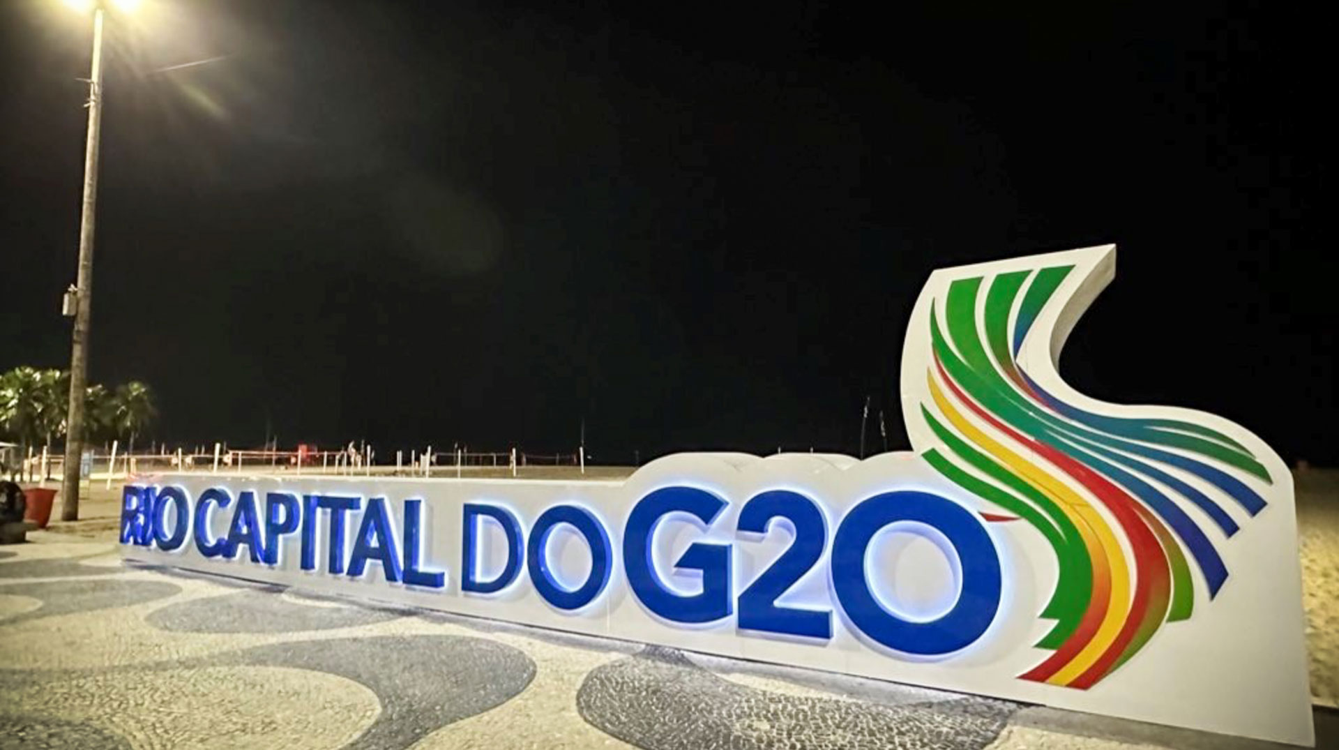 Schriftzug "Rio Capital Do G20" (dt. Rio-Hauptstadt G20) am 2. Dezember 2023 in Rio de Janeiro (Brasilien). Rio de Janeiro wird Gastgeber des G20-Gipfels im Jahr 2024.