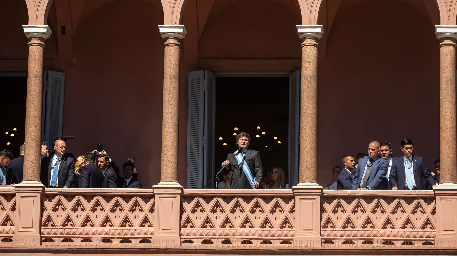 Javier Milei, Präsident von Argentinien, bei seiner Antrittsrede am 10. Dezember 2023 auf dem Balkon der Casa Rosada, Palast des Präsidenten von Argentinien, in Buenos Aires (Argentinien).