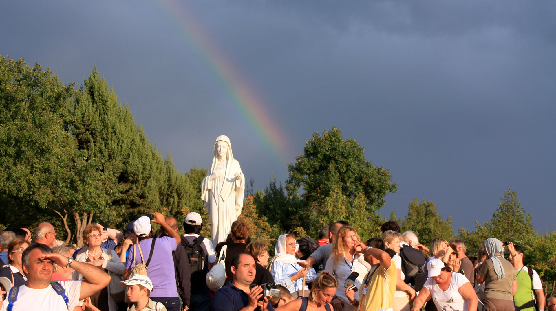Pilger im Marienwallfahrtsort Medjugorje in Bosnien-Herzegowina