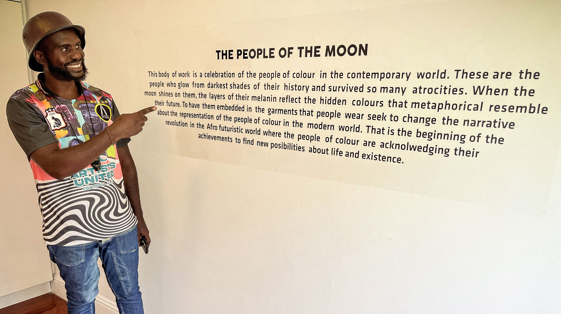 Künstler Mthombisi Maphumulo, Kurator der Ausstellung "The People of the moon", am 5. Januar 2024 in der Rebirth Art Gallery in Durban (Südarfrika).