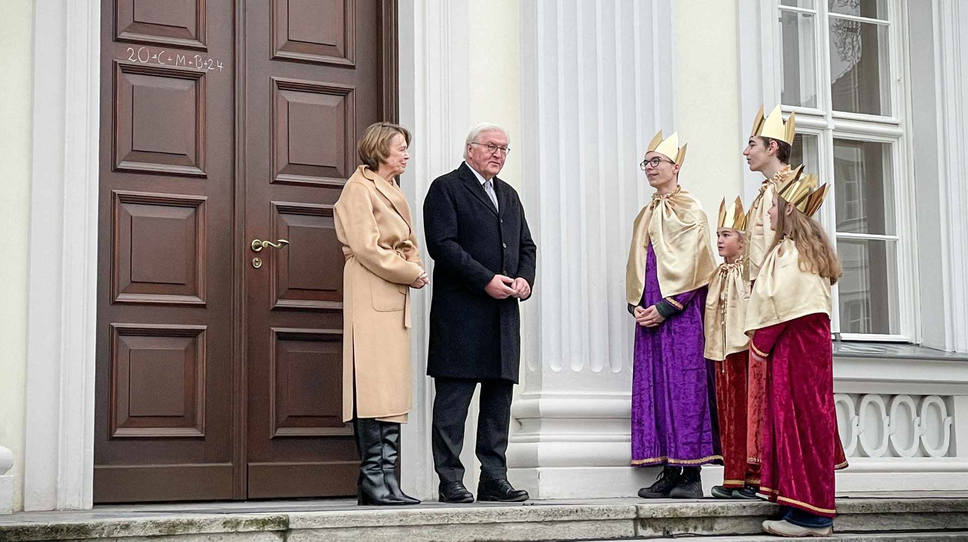 Elke Büdenbender (m.l.), Ehefrau von Bundespräsident Frank-Walter Steinmeier, und Bundespräsident Frank-Walter Steinmeier (m.), empfangen Sternsinger im Schloss Bellevue in Berlin am 06.01.2024.