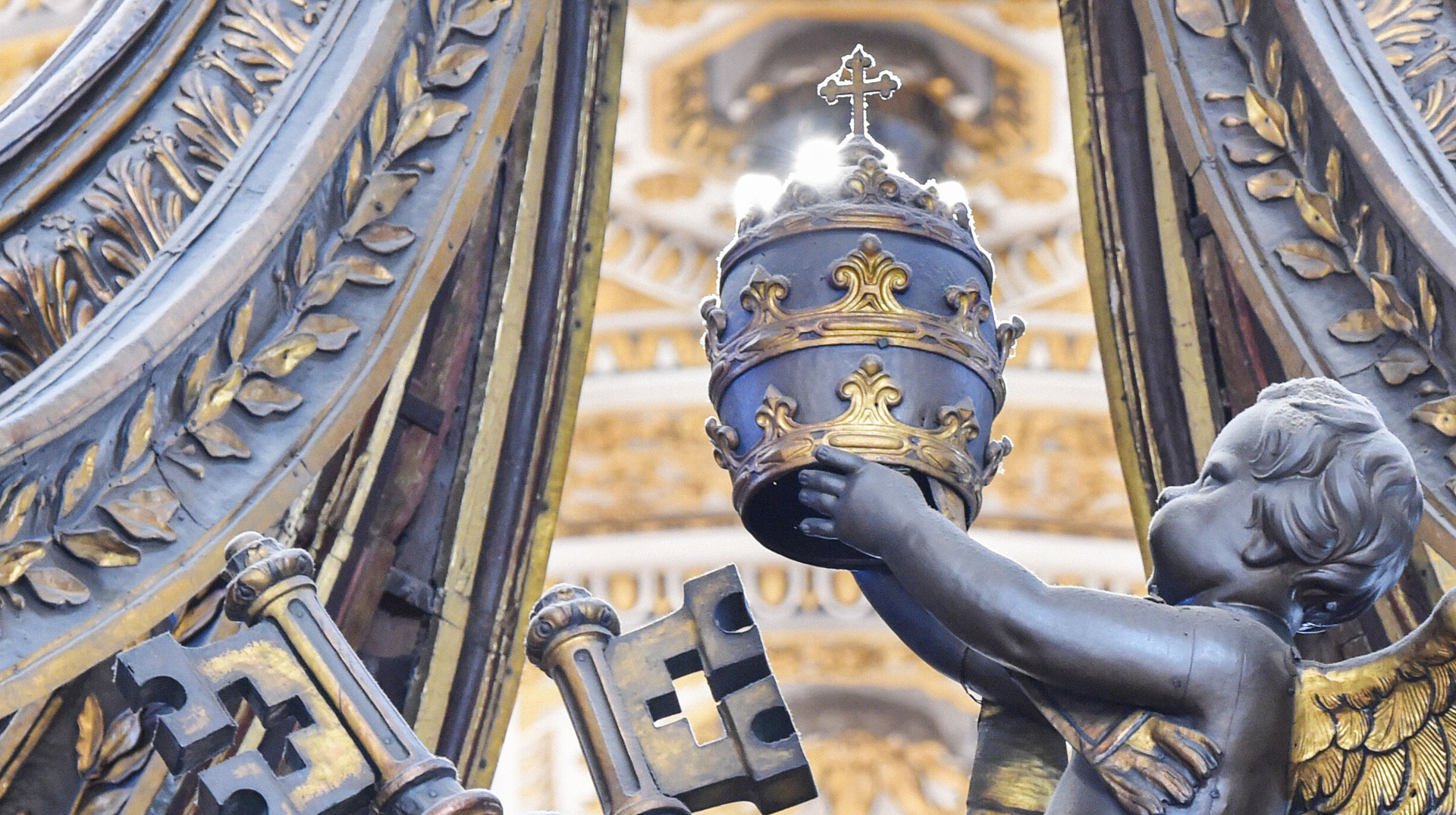 Putten mit den Schlüsseln Petri und der päpstlichen Tiara, am 7. Dezember 2023 im Petersdom im Vatikan.