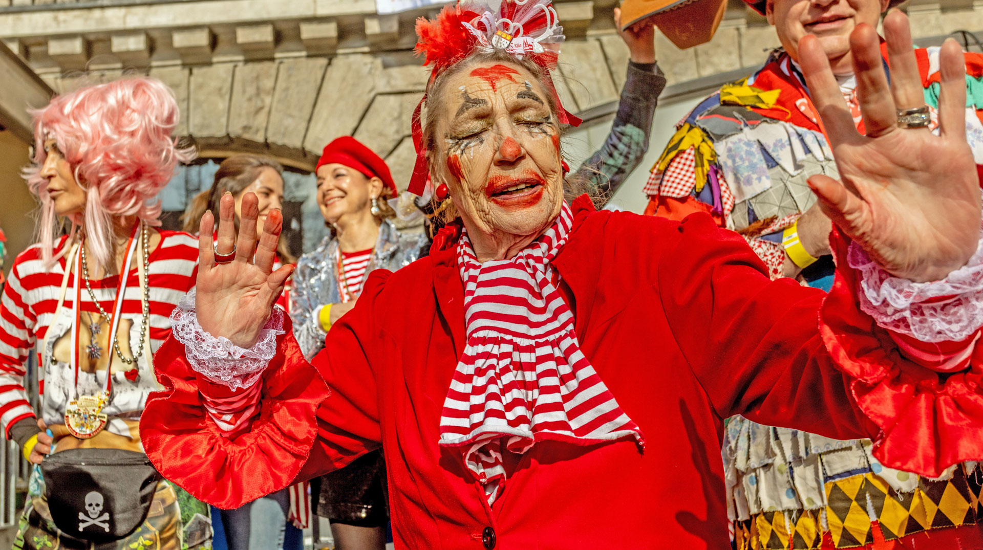 Menschen feiern Karneval an Rosenmontag, den 20. Februar 2023, zum 200. Jahrestag des Rosenmontagsumzugs in Köln.