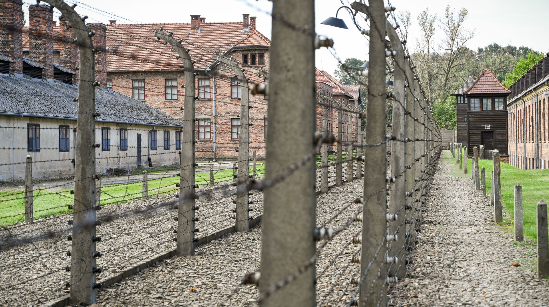 Stacheldraht und Wachtürme im ehemaligen Konzentrationslager Auschwitz 1 (Stammlager) am 22. September 2023 in Oswiecim (Polen).