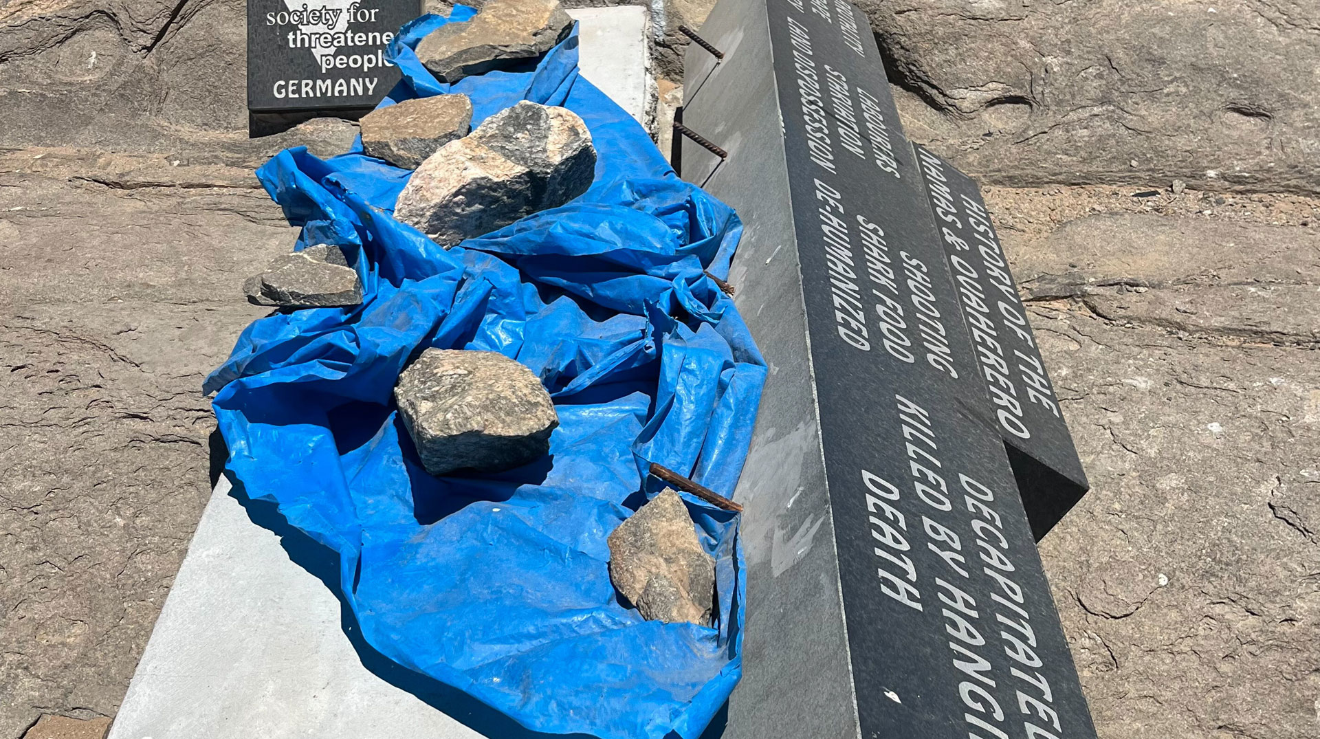 Umgestürztes Denkmal für die Opfer von Deutschlands erstem Konzentrationslager in Deutsch-Südwestafrika auf der Halbinsel "Shark Island" bei Lüderitz (Namibia) am 24. Februar 2024.