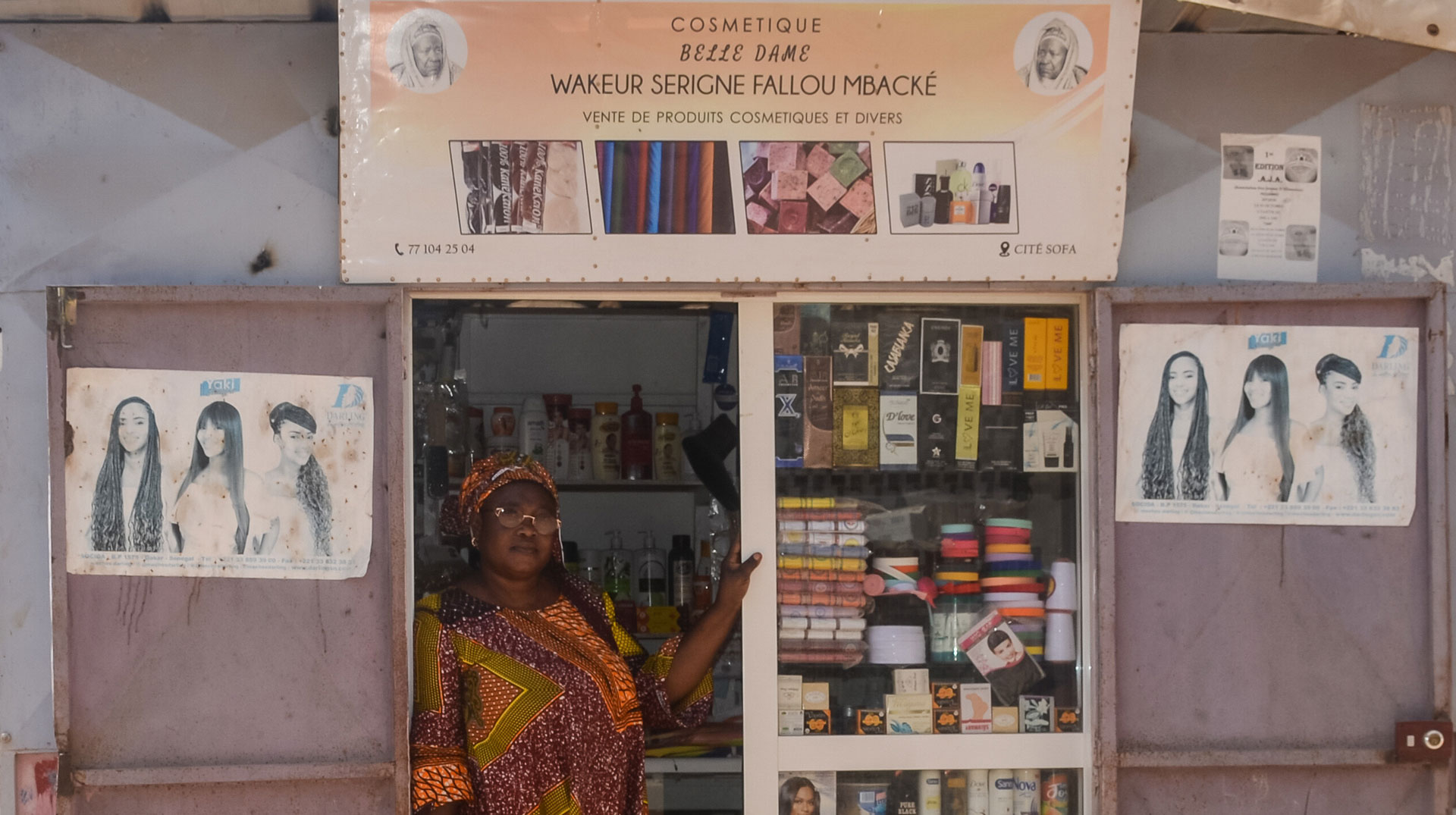 Ndeye Fatou Fall vor ihrem kleinen Laden am 9. Februar 2024 in Rufisque (Senegal).
