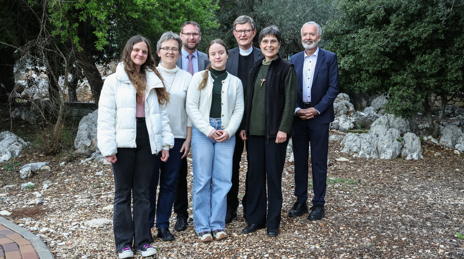 Rainer Maria Woelki, Erzbischof von Köln, posiert u.a. mit melkitischen Jugendlichen und Ordensschwestern in Mi'ilja (Israel).