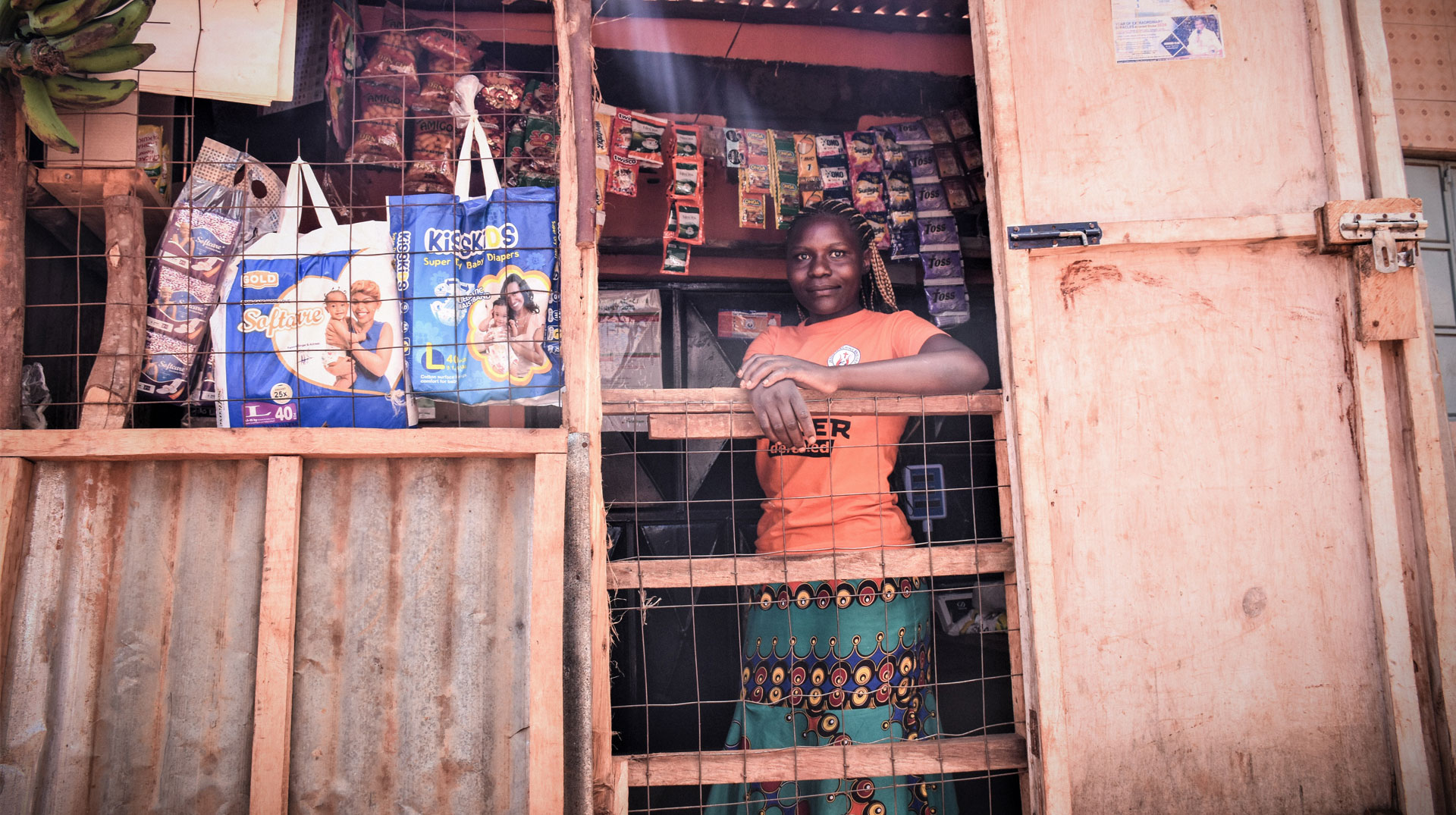 Caroline Kemuma Oenga in dem von ihr geführten Lebensmittelladen am 27. April 2024 in Nairobi (Kenia).
