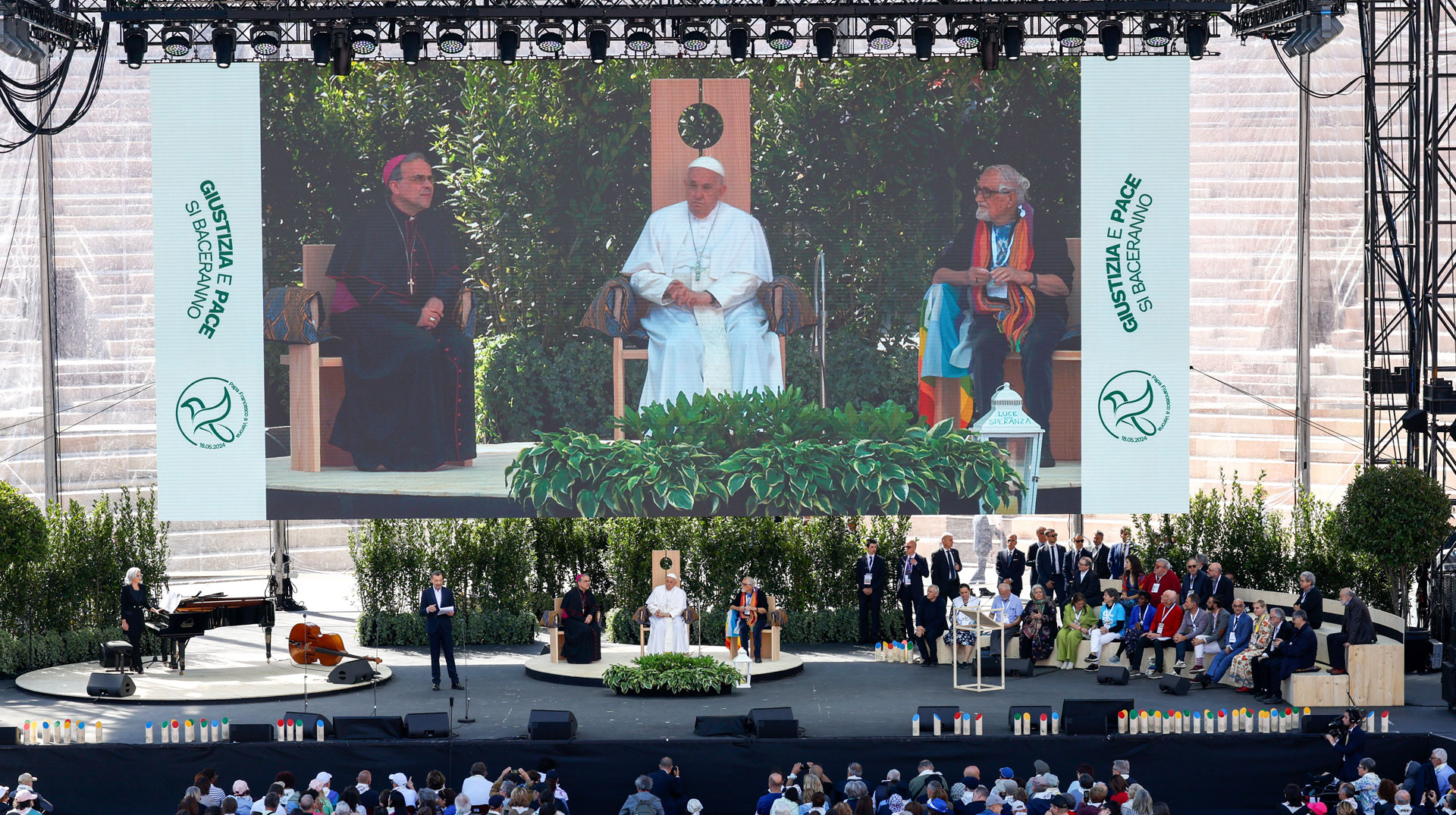 Papst Franziskus in der Arena von Verona bei seinem Besuch am 18. Mai 2024 in Verona (Italien).