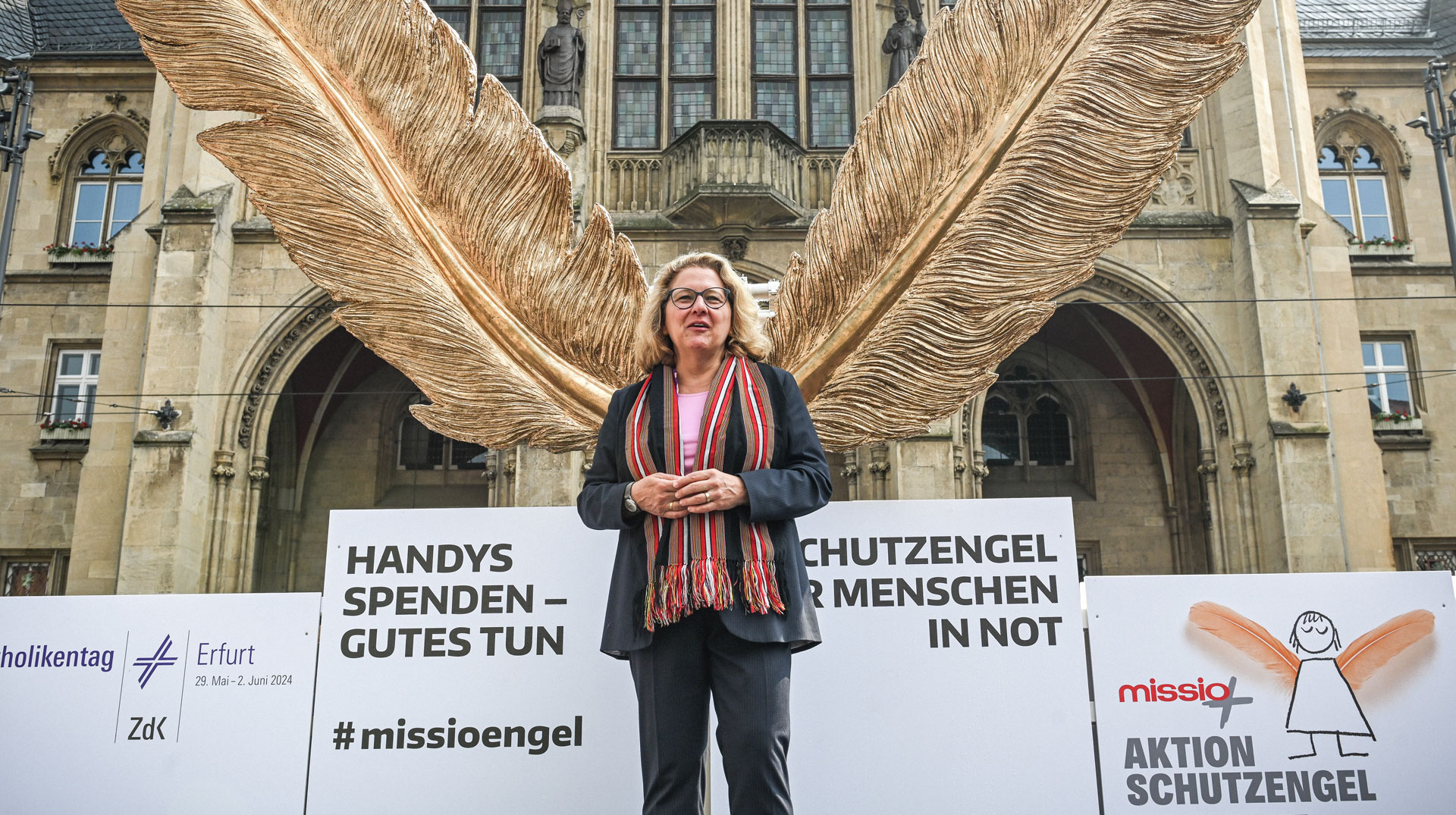Svenja Schulze, Bundesministerin für wirtschaftliche Zusammenarbeit und Entwicklung, bei der Aktion Schutzengel von missio am 1. Juni 2024 auf dem Katholikentag in Erfurt.