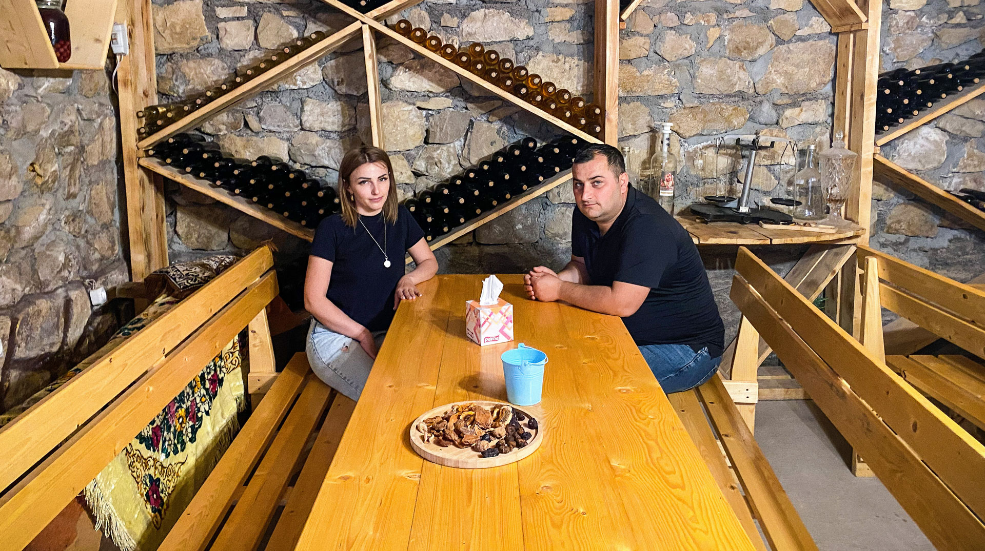 Anna Baghdasaryan und ihr Mann Arthur Samsonyan, Inhaber der Frühstückspension "Areni Wine Cellar B&B" am 19. Mai 2024 im Weinkeller Ihres Hauses in Areni (Armenien).