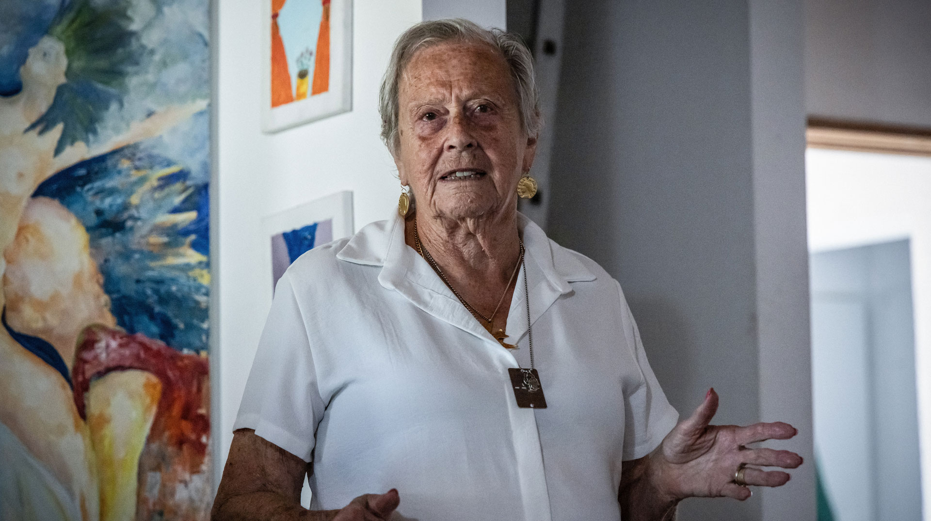 Die israelische Friedensaktivistin Roni Keidar spricht am 22. Mai 2024 in Netiv Ha'asara (Israel).