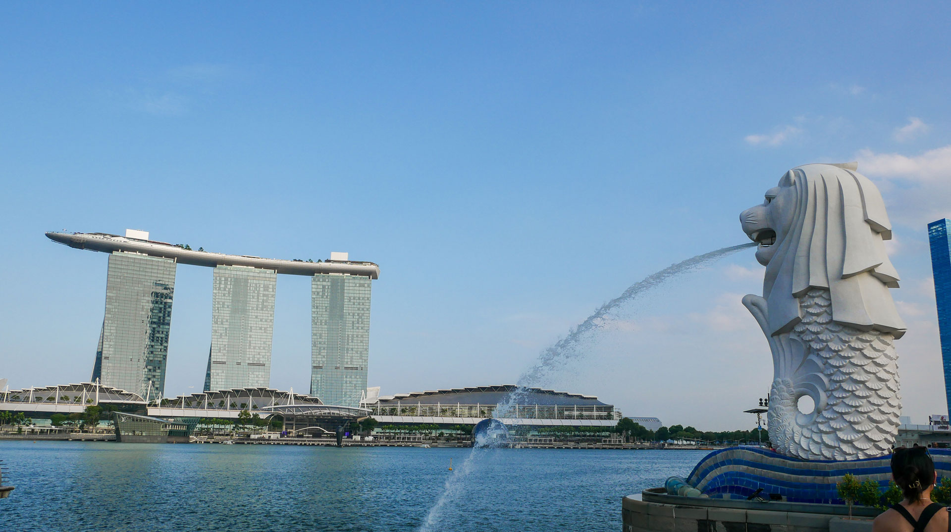 Blick auf die Marina Bay, das Hotel Marina Bay Sands und den Merlion, das Wahrzeichen Singapurs, am 13. März 2024 in Singapur.
