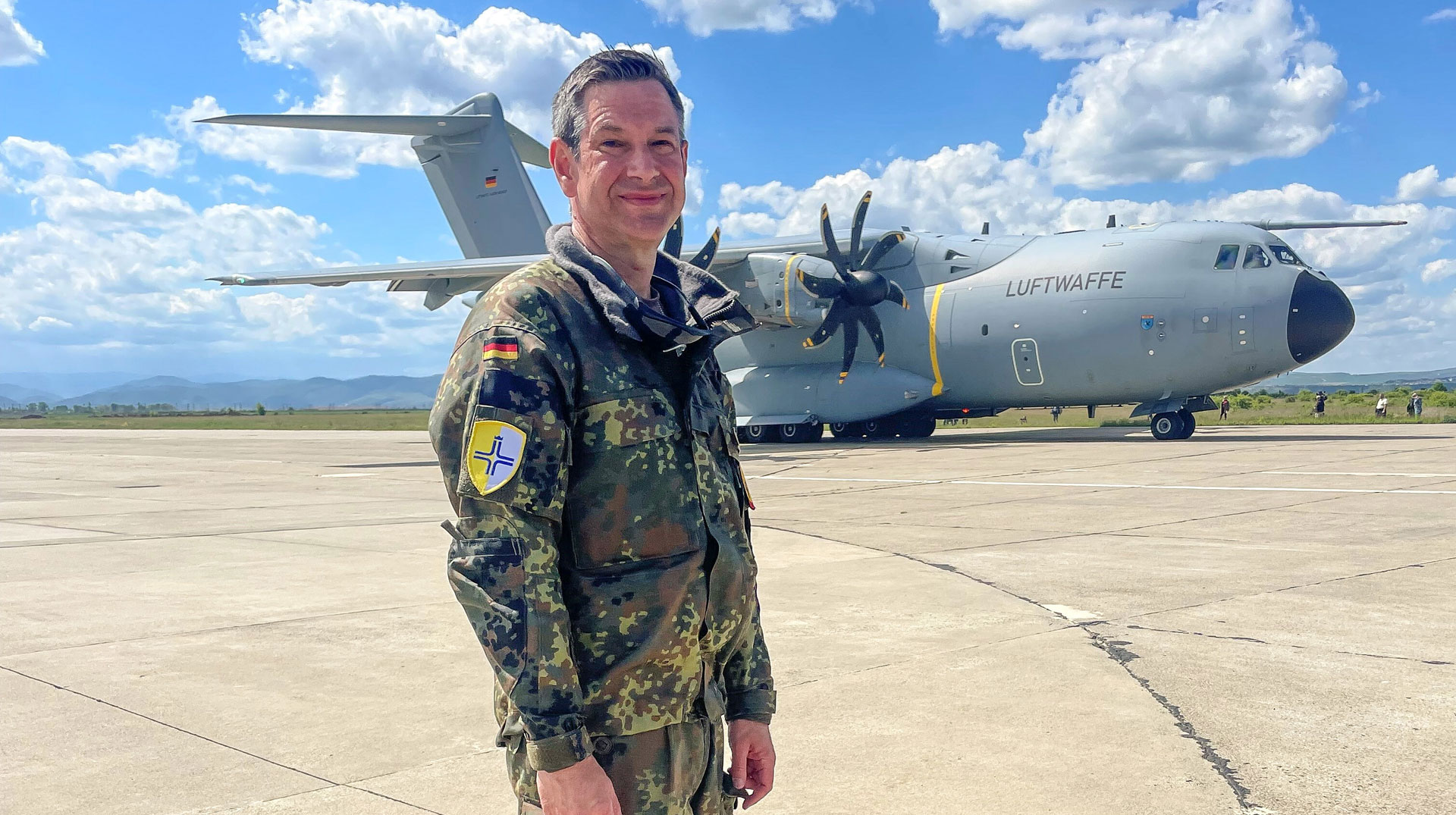 Militärseelsorger Markus Konrad im Mai 2024 vor einem Militärflugzeug auf dem Rollfeld in der Niederauerbach Kaserne in Zweibrücken.