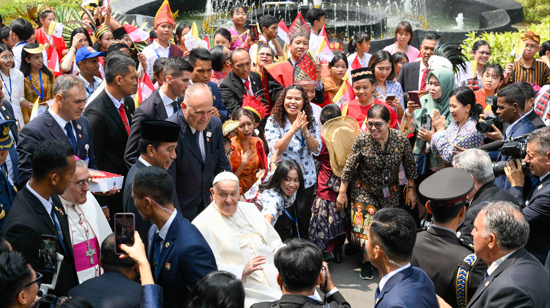 Papst Franziskus grüßt die Menschenmenge am 4. September 2024 vor dem Istana Merdeka (dt. Palast der Freiheit) in Jakarta (Indonesien).