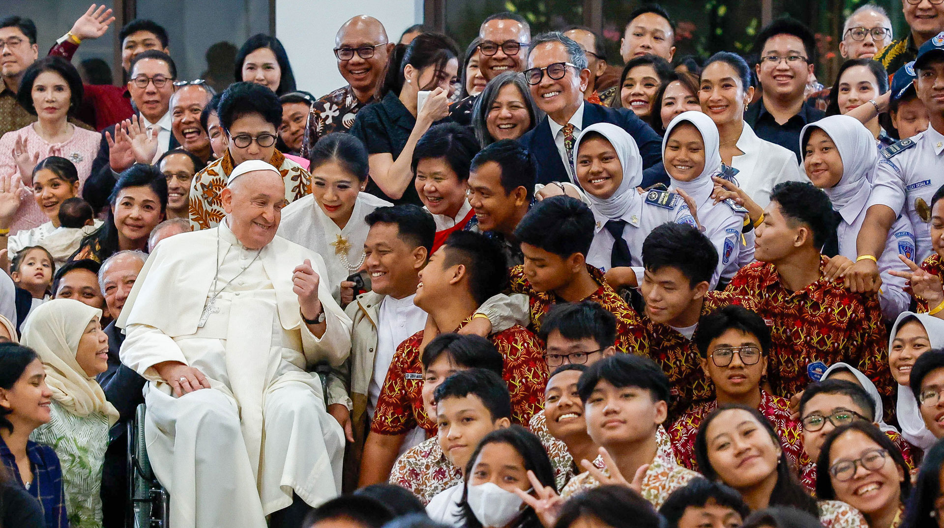 Papst Franziskus trifft am 4. September 2024 im Jugendzentrum Grha Pemuda in Jakarta (Indonesien) junge Menschen des internationalen Bildungsnetzwerks "Scholas Occurrentes".