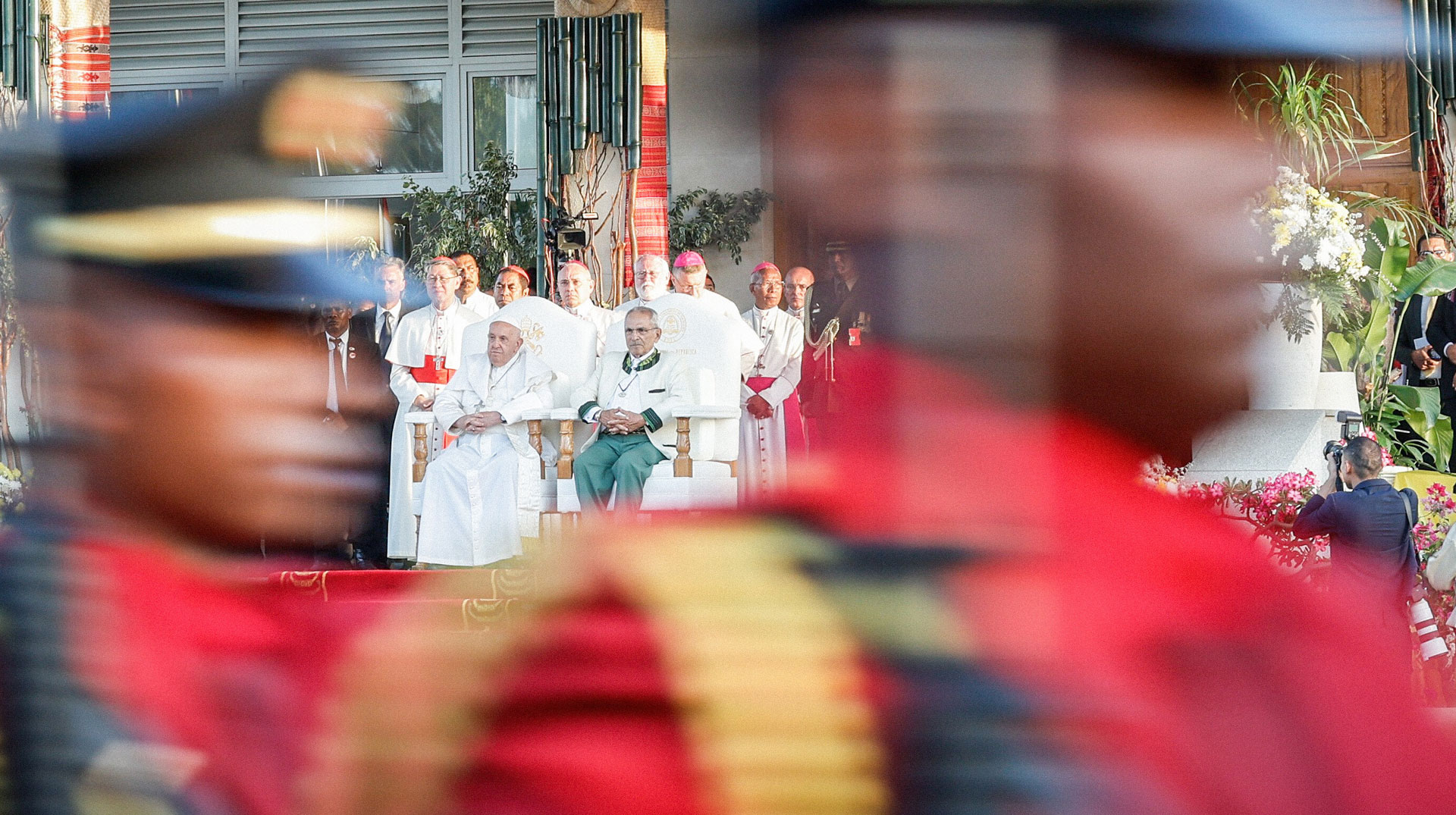 Papst Franziskus bei einer Willkommenszeremonie 2024 in Dili (Osttimor). Neben ihm Jose Manuel Ramos-Horta, Staatspräsident von Osttimor.