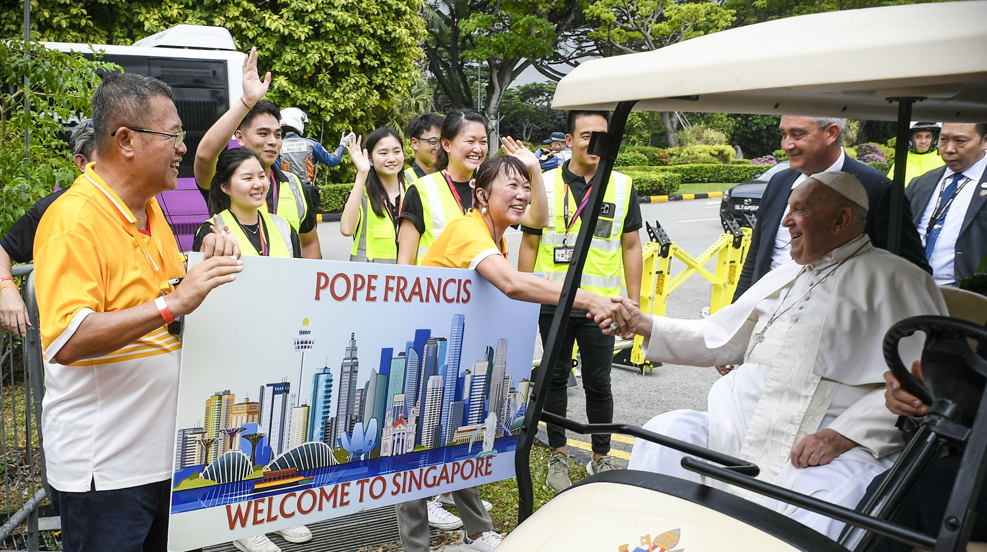 Papst Franziskus wird mit einem plakat mit der Aufschrift " Pope Francis - Welcome to Singapore" am 11. September 2024 in Singapur begrüßt.