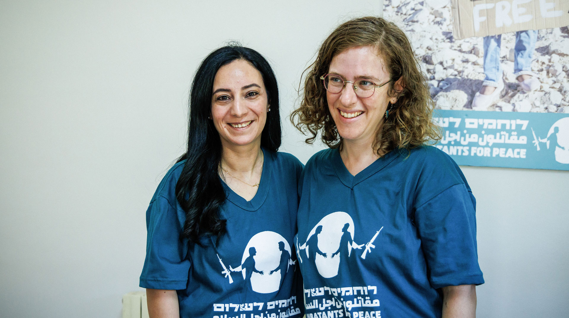 Palästinenserin Rana Salman (l.) und Israelin Eszter Koranyi, Co-Direktorinnen der israelisch-palästinensischen Organisation "Combatants for Peace" (CfP - Kämpfer für den Frieden) am 20. Februar 2024