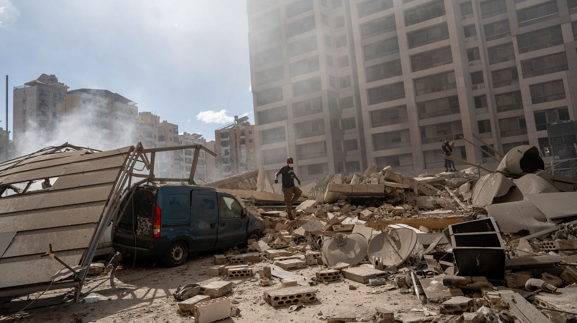 Zerstörte Häuser, Schutt- und Trümmerberge nach schweren Bombardierungen, am 3. Oktober 2024 in Beirut (Libanon).