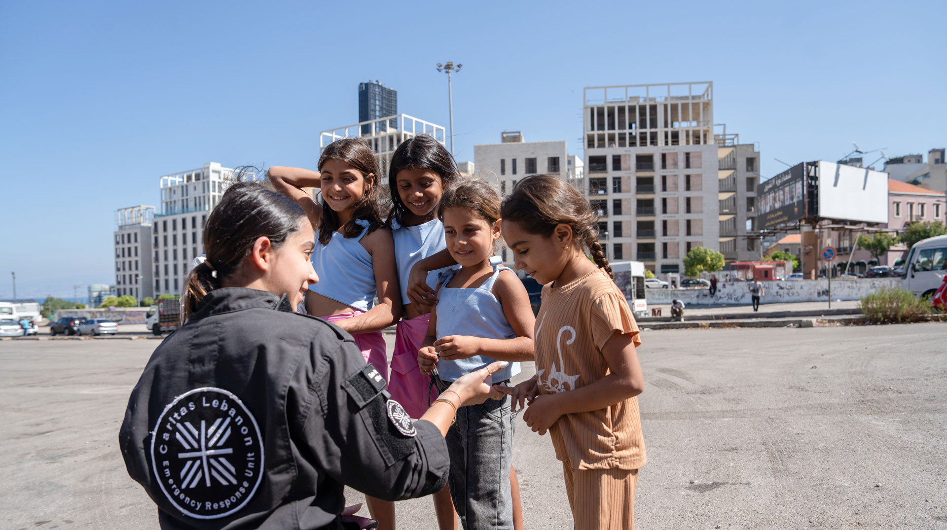 Eine Freiwillige der Caritas Libanon spricht mit Mägchen, am 4. Oktober 2024 in Beirut (Libanon).
