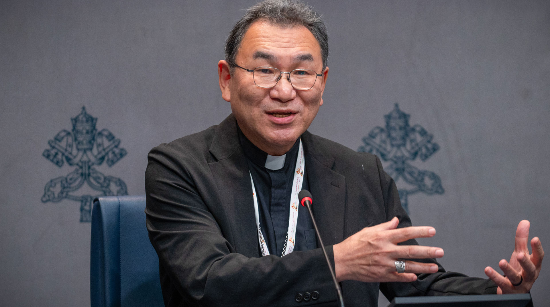 Kardinal Tarcisio Isao Kikuchi, Erzbischof von Tokio (Japan), spricht bei einer Pressekonferenz während der Weltsynode am 8. Oktober 2024 im Vatikan.