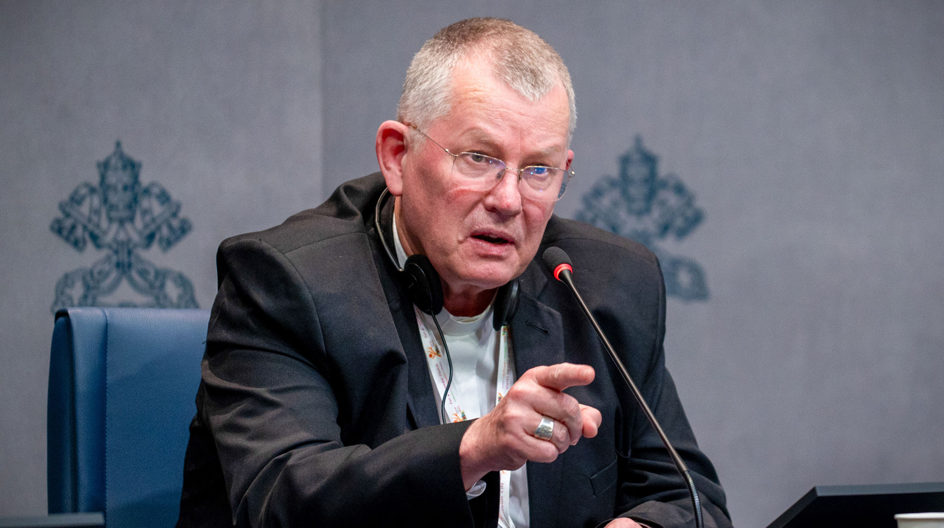 Jaime Spengler, Erzbischof von Porto Alegre (Brasilien) und Präsident des Lateinamerikanischen Bischofsrats CELAM, spricht bei einer Pressekonferenz während der Weltsynode am 8. Oktober 2024 im Vatikan.