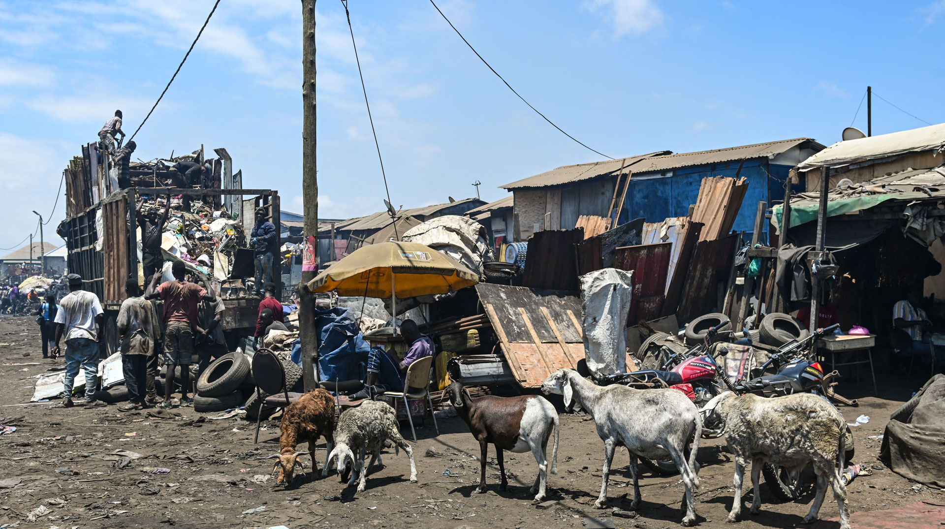 Ein Lastwagen mit Schrott wird entladen auf der illegalen Müllkippe Agbogbloshie in Accra (Ghana), bekannt als Europas größte Elektroschrotthalde