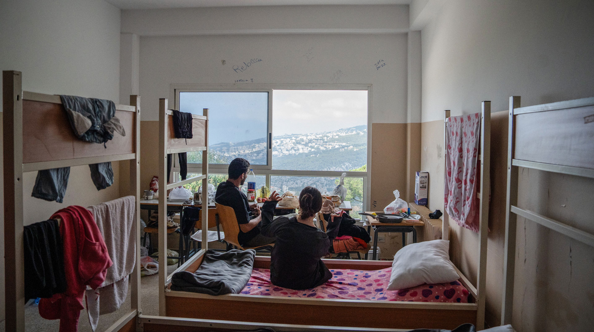 Ein Paar in ihrem Zimmer in einer Flüchtlingsunterkunft der Caritas für Binnengeflüchtete im Libanon, am 12. Oktober 2024 in Beit Chebeb (Libanon).