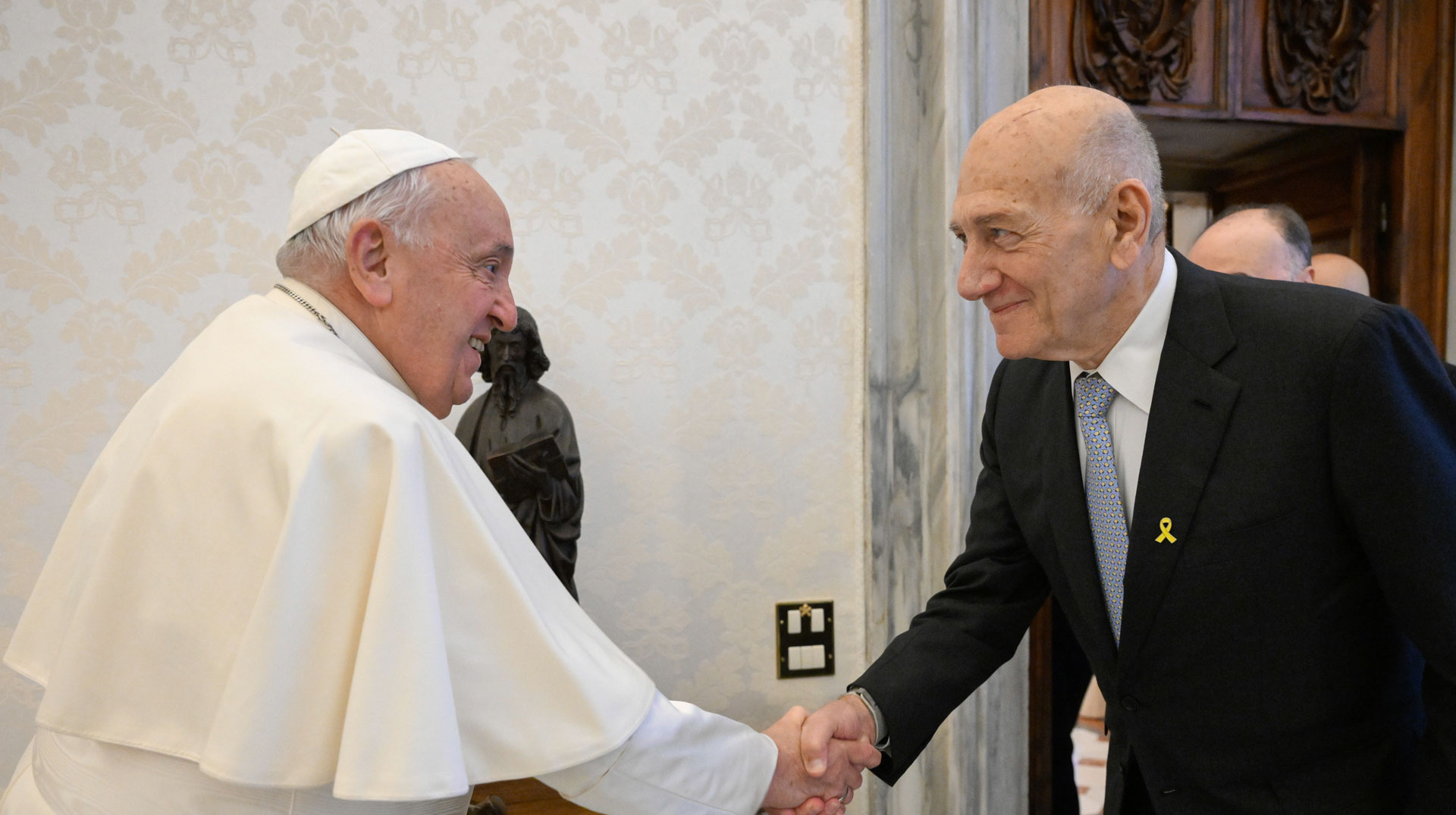 Papst Franziskus empfängt Ehud Olmert, ehemaliger Ministerpräsident von Israel, am 17. Oktober 2024 im Vatikan.