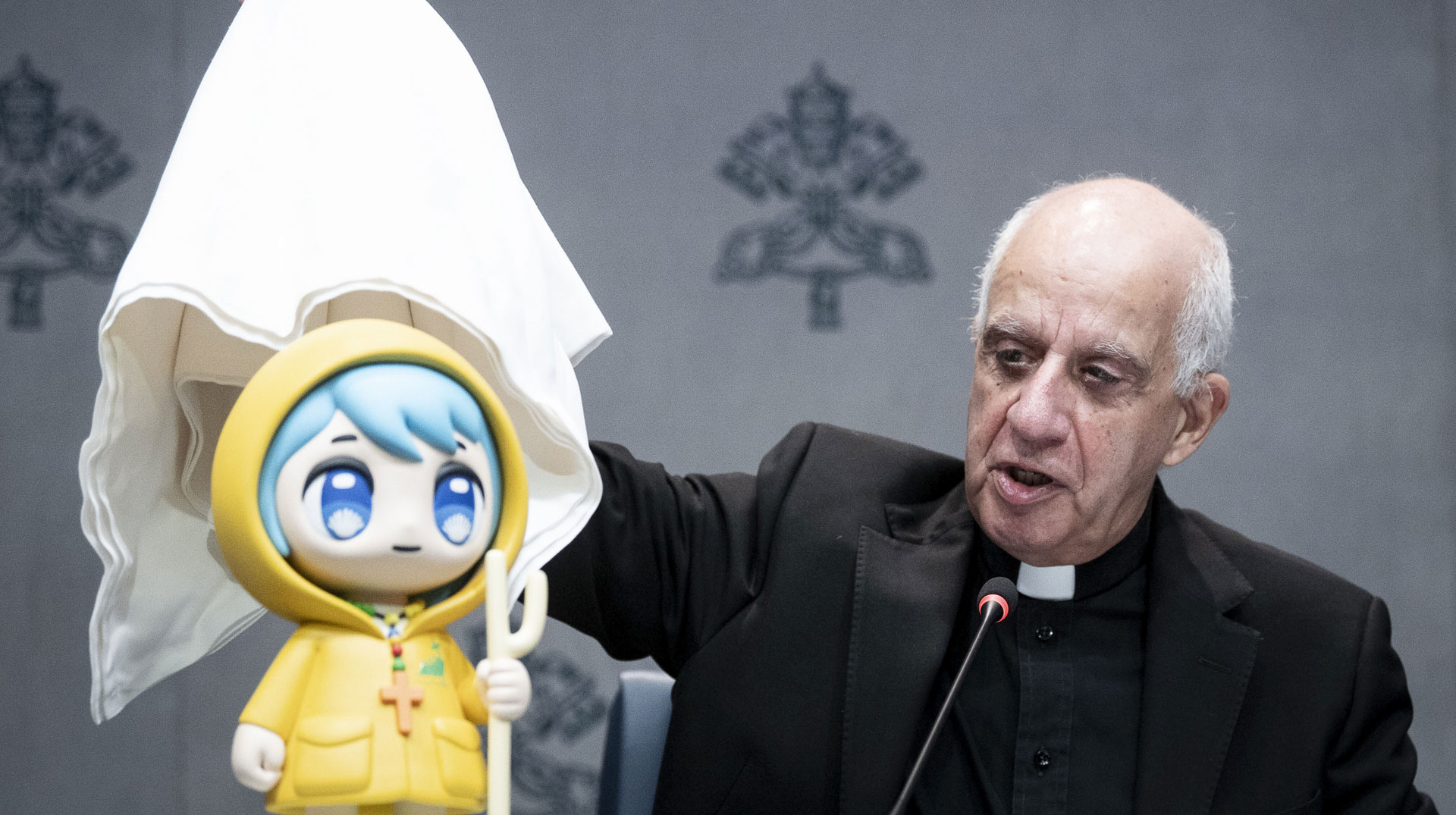 Erzbischof Rino Fisichella, Jubiläumsbeauftragter für das Heilige Jahr 2025, präsentiert "Luce" (dt. Licht), das Maskottchen des Vatikans für die Expo 2025 in Osaka (Japan)
