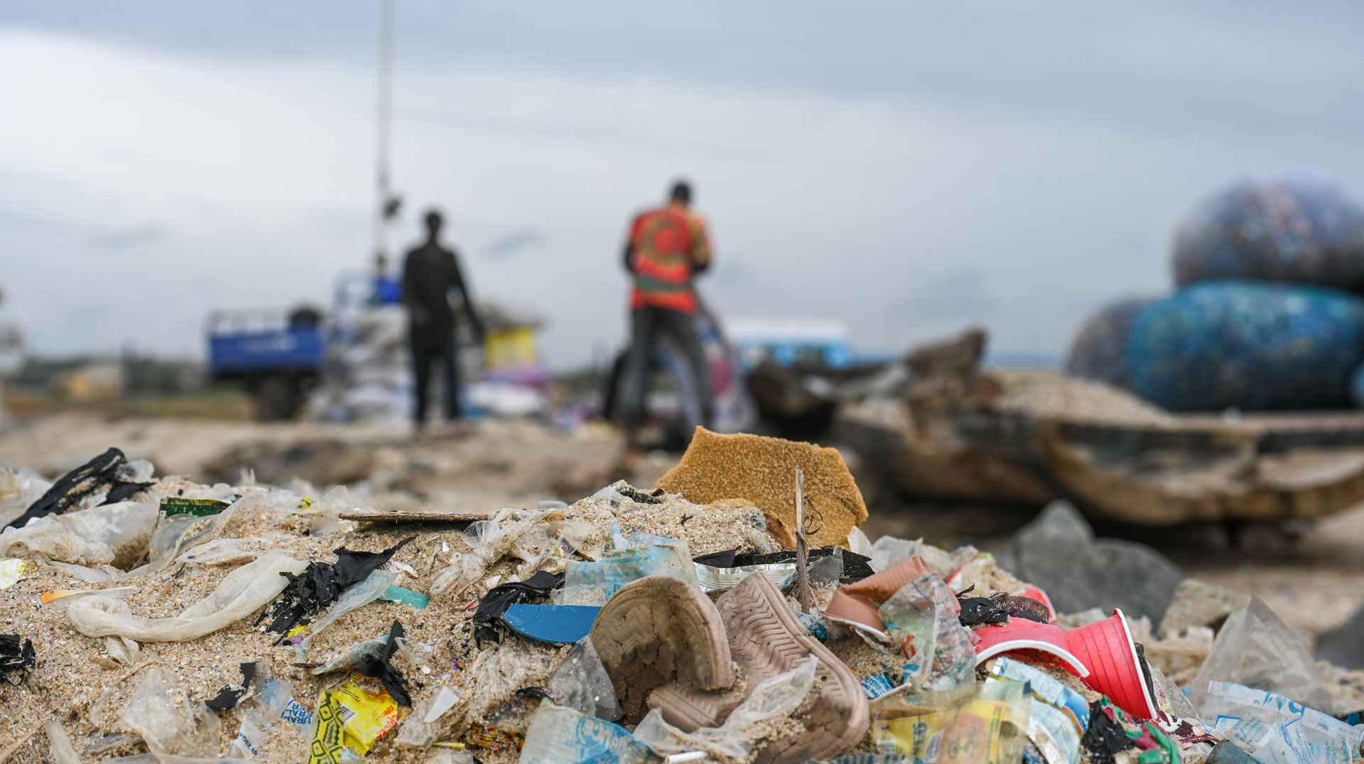 Männer suchen Verwertbares im Abfall der illegalen Müllkippe Agbogbloshie am Strand von Accra (Ghana) am 25. September 2024.