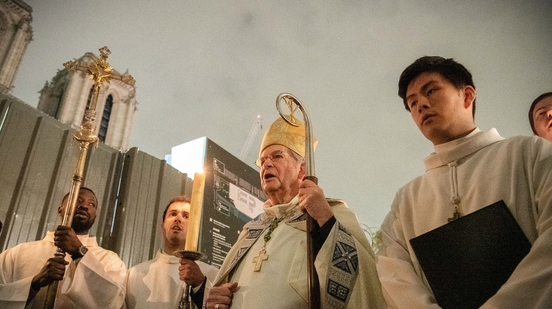 Laurent Ulrich (m.), Erzbischof von Paris, bei einer Kerzenprozession anlässlich der Rückkehr der Statue der Jungfrau Maria mit dem Kind in die Kathedrale Notre-Dame, am 15. November 2024 in Paris (Frankreich).
