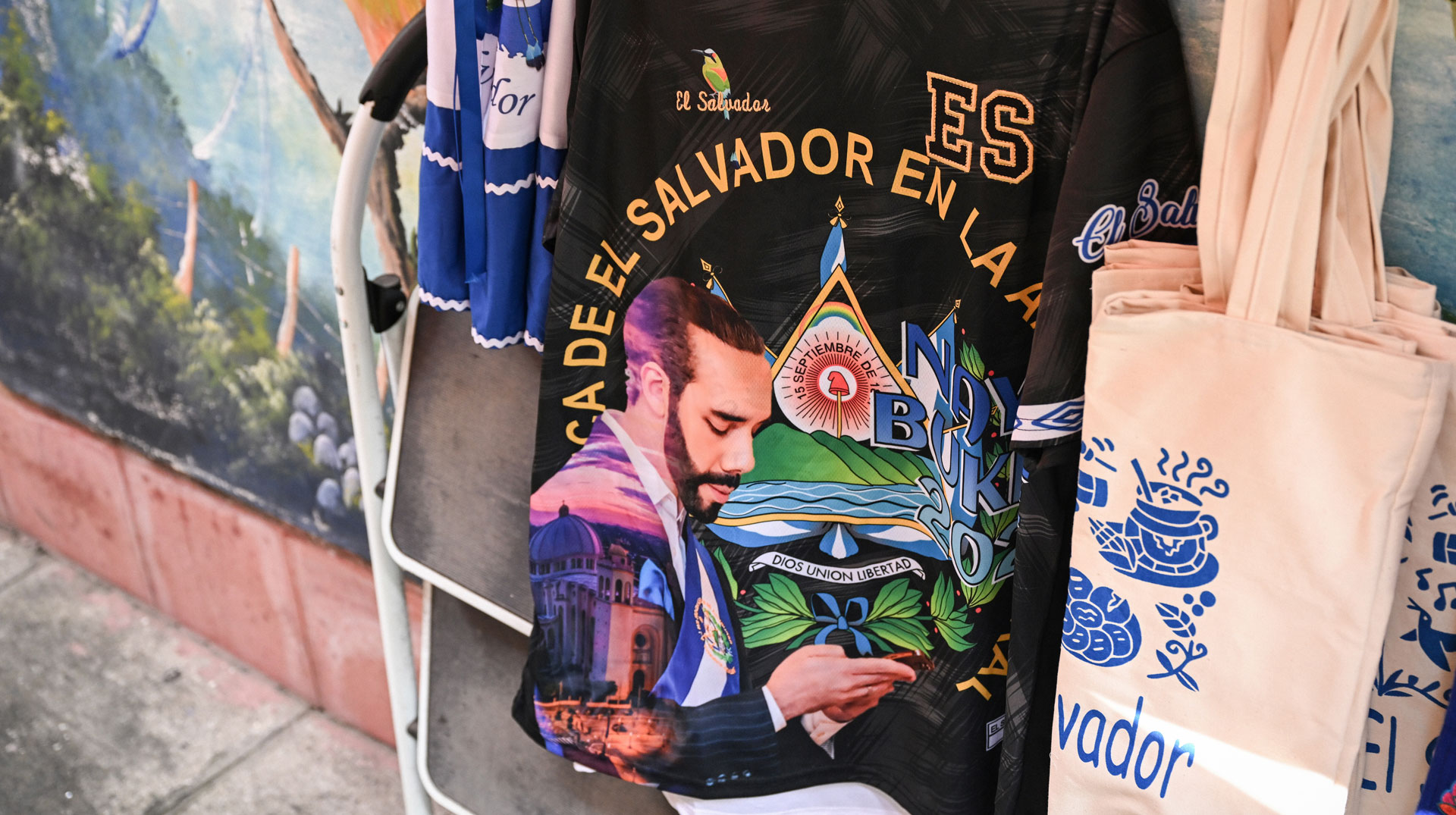 Fan-Utensilien für Anhänger von Nayib Bukele, Präsident von El Salvador, am 12. Oktober 2024 in San Salvador (El Salvador).