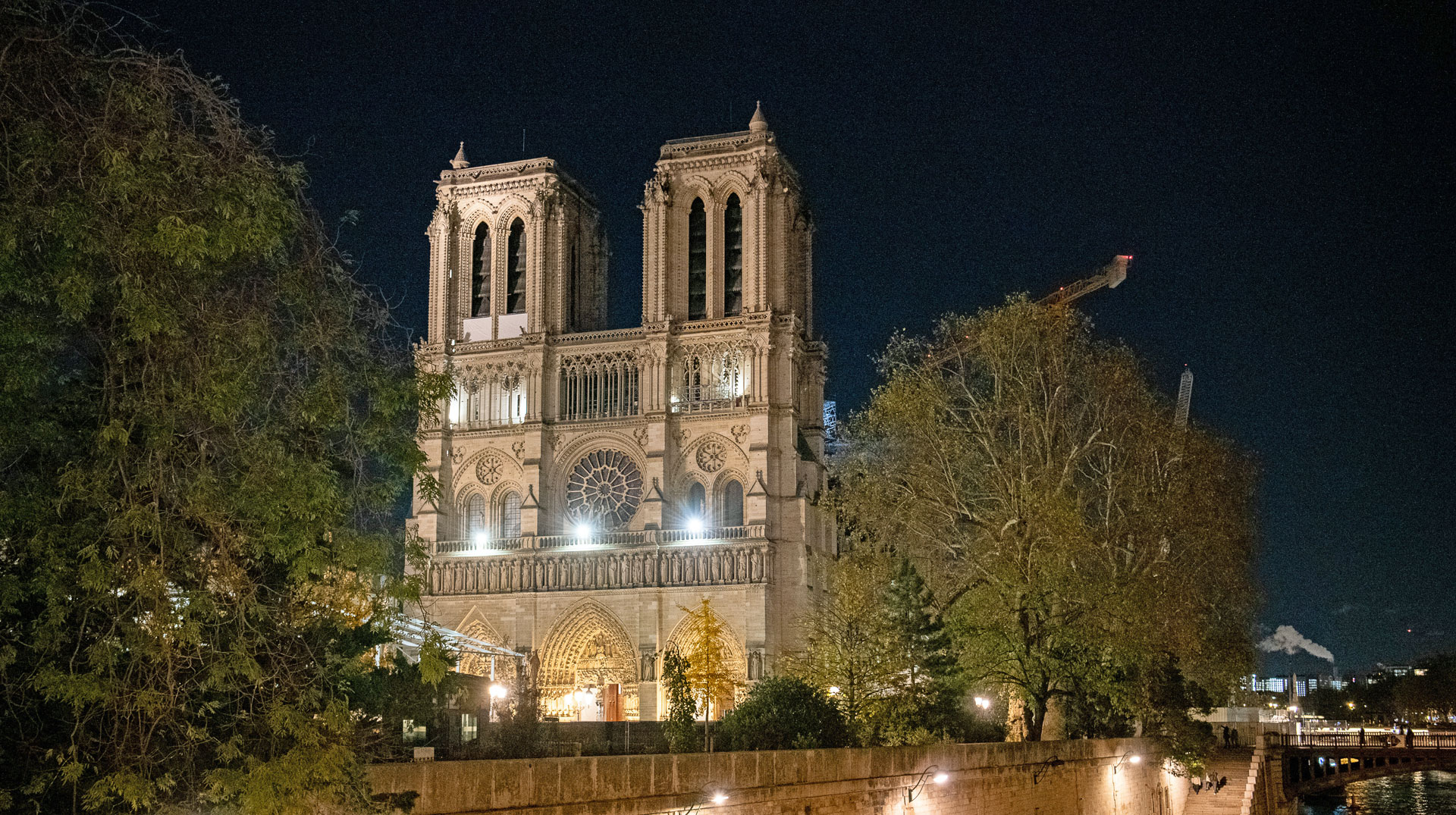 Blick über die Seine auf die beleuchtete Kathedrale Notre-Dame nachts am 22. November 2024 in Paris (Frankreich).