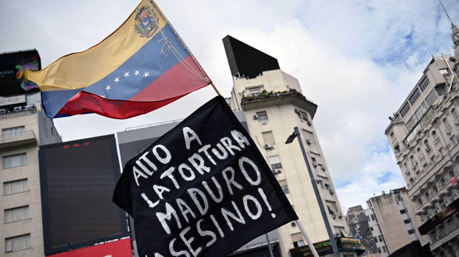 Flagge von Venezuela und Transparent gegen Nicolas Maduro