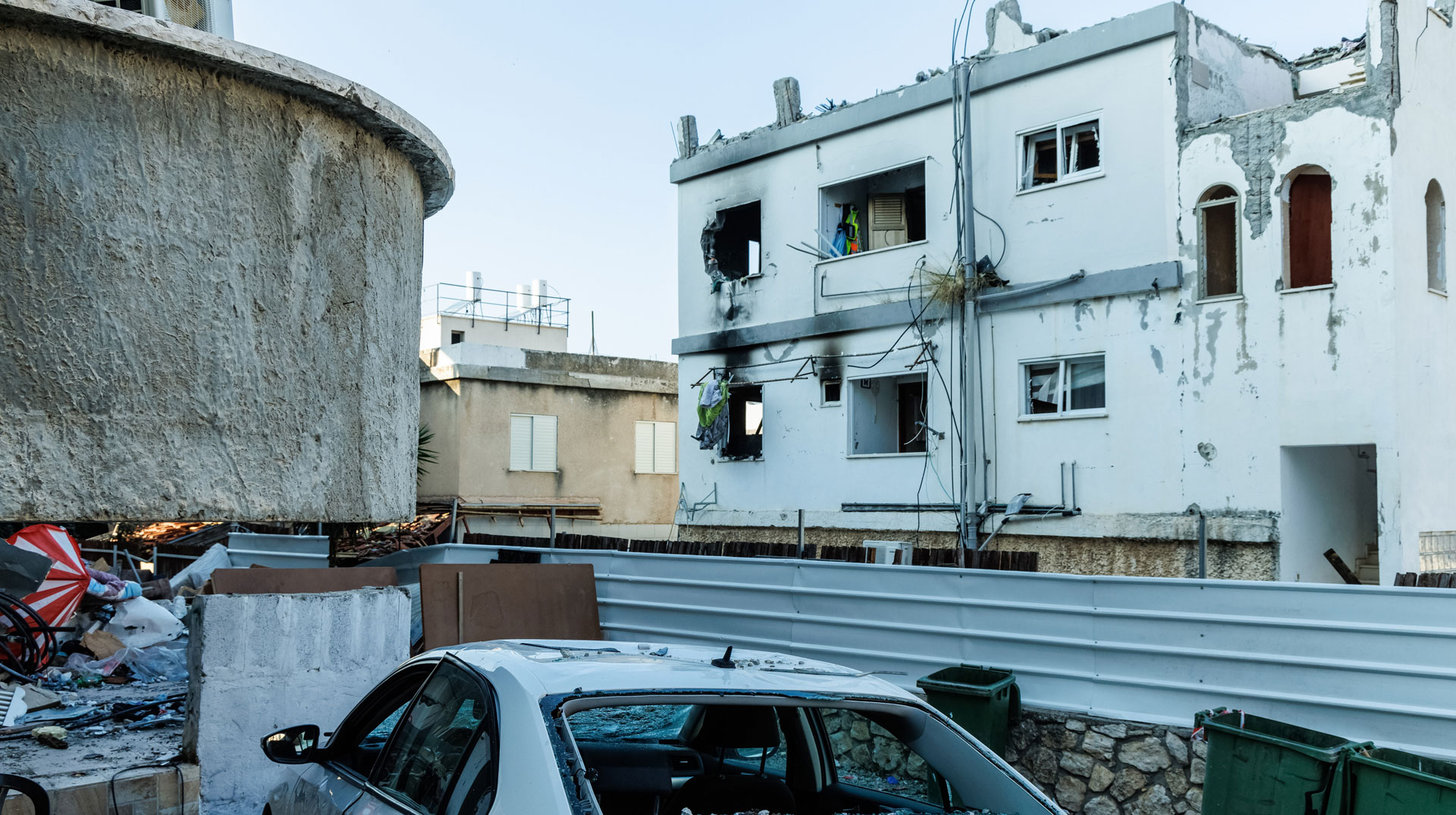 Beschädigtes Haus am 30. November 2024, nach einem Raketenangriff der Hisbollah, in der nordisraelischen, arabischen Stadt Schfaram (Israel).