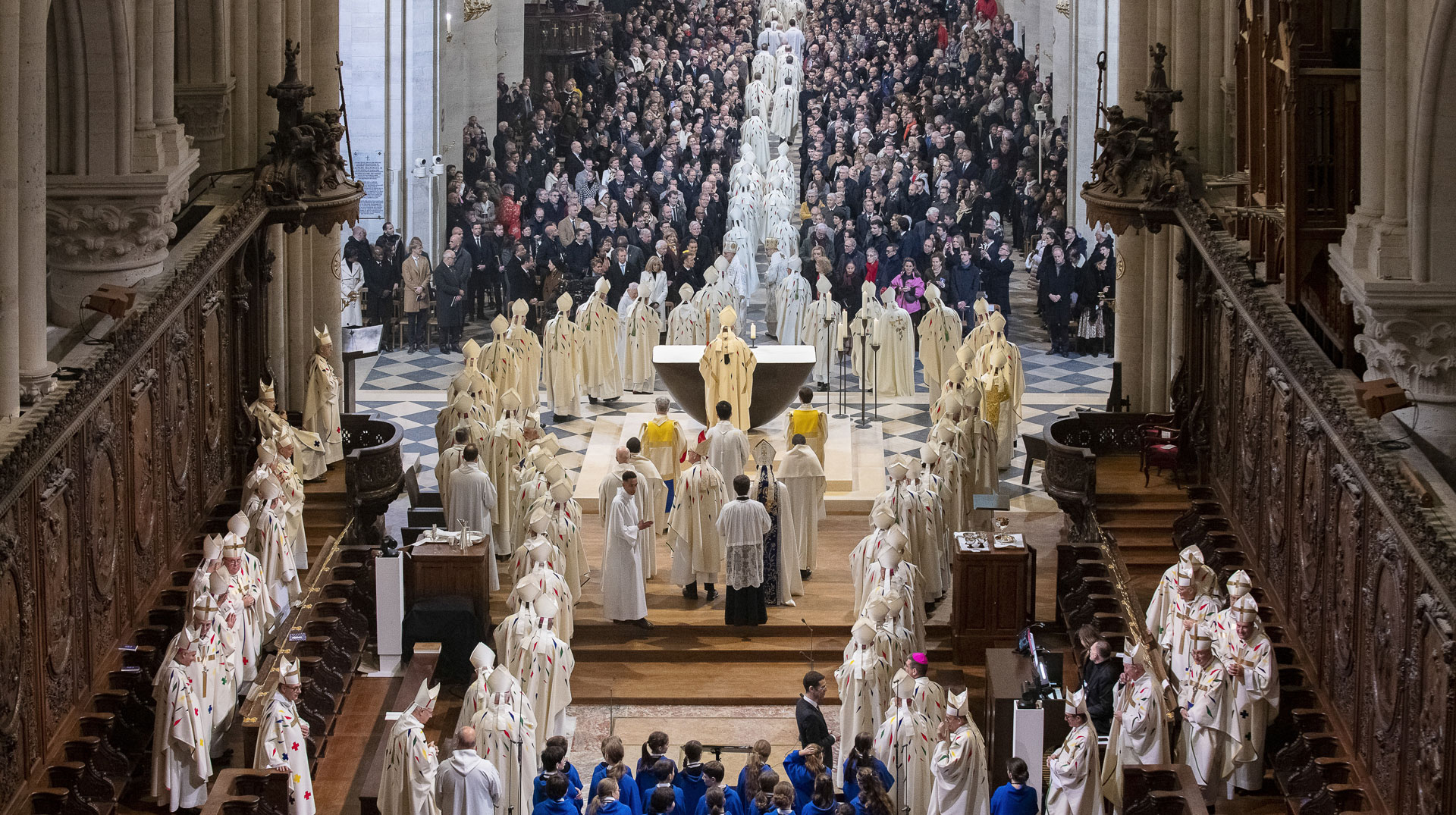 Auszug beim ersten Gottesdienst nach der Wiedereröffnung in der Kathedrale Notre-Dame mit Laurent Ulrich, Erzbischof von Paris, am 8. Dezember 2024 in Paris (Frankreich).