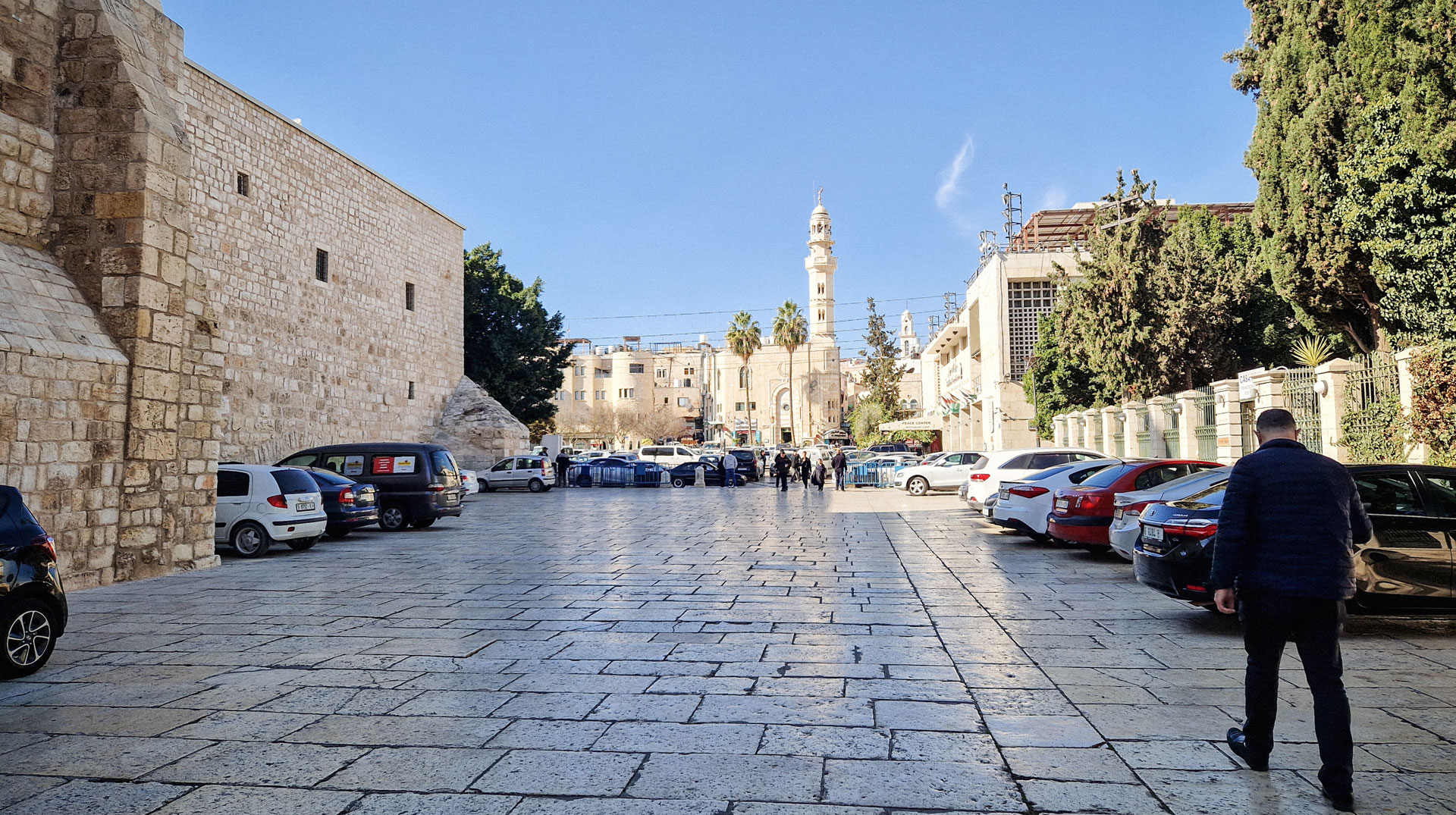 Eine Mann geht über den Vorplatz der Geburtskirche am 12. Dezember 2024 in Bethlehem (Palästinensische Gebiete).