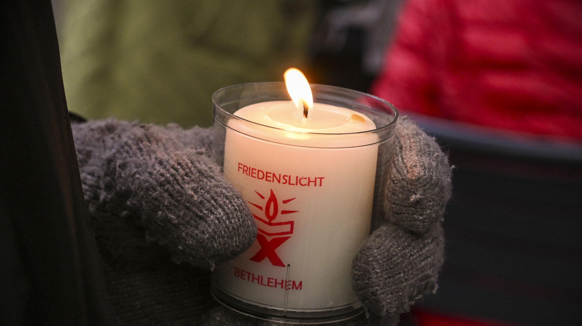 Ein Friedenslicht von Bethlehem beim Ökumenischen Gottesdienst an Heiligabend, dem 24. Dezember 2024, am Hauptbahnhof in Frankfurt am Main.
