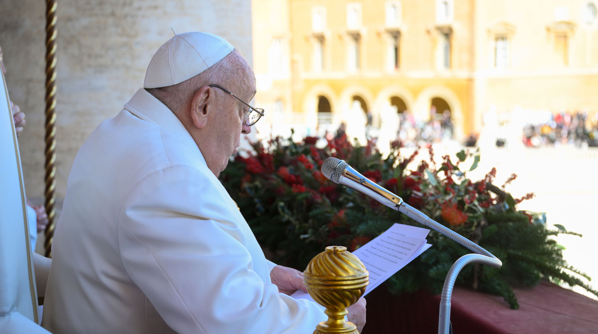 Papst Franziskus liest die Weihnachtsbotschaft auf dem Zentralbalkon des Petersdoms beim Segen "Urbi et orbi" am 25. Dezember 2024 im Vatikan.