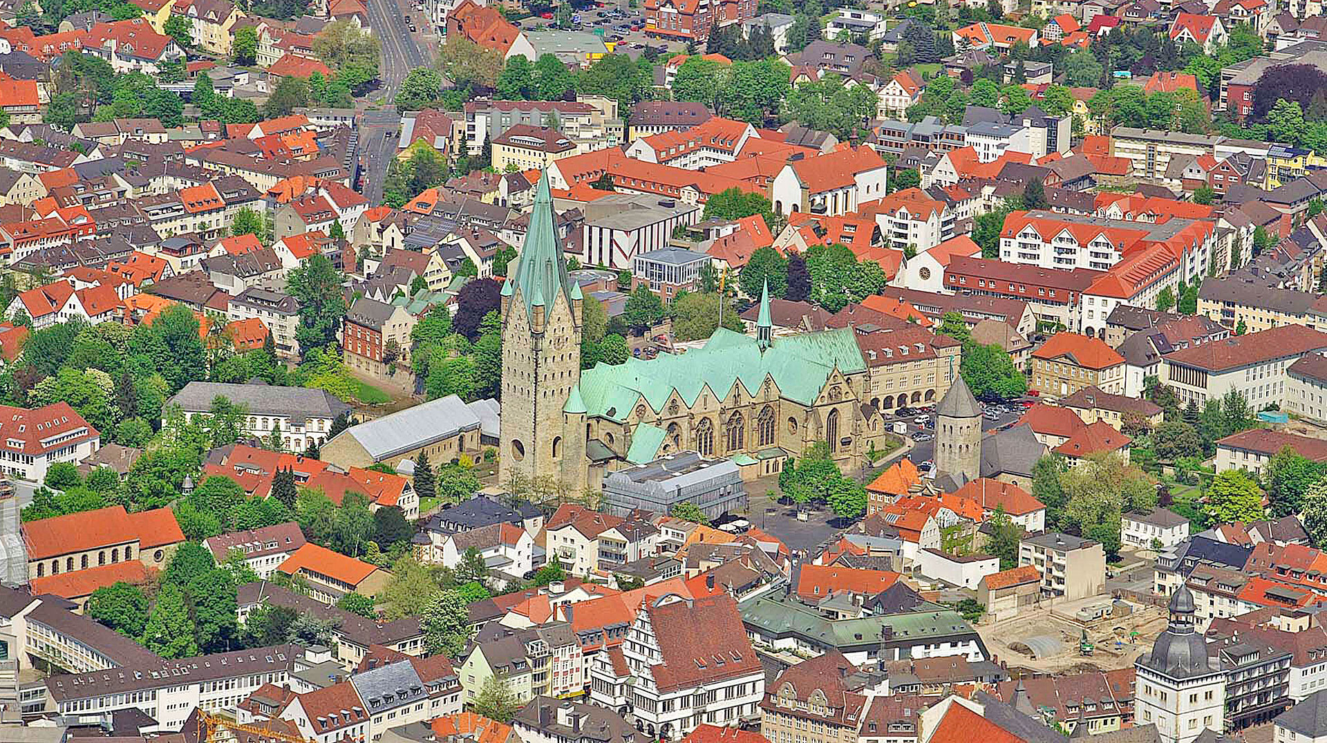 Kirche inmitten von Häusern