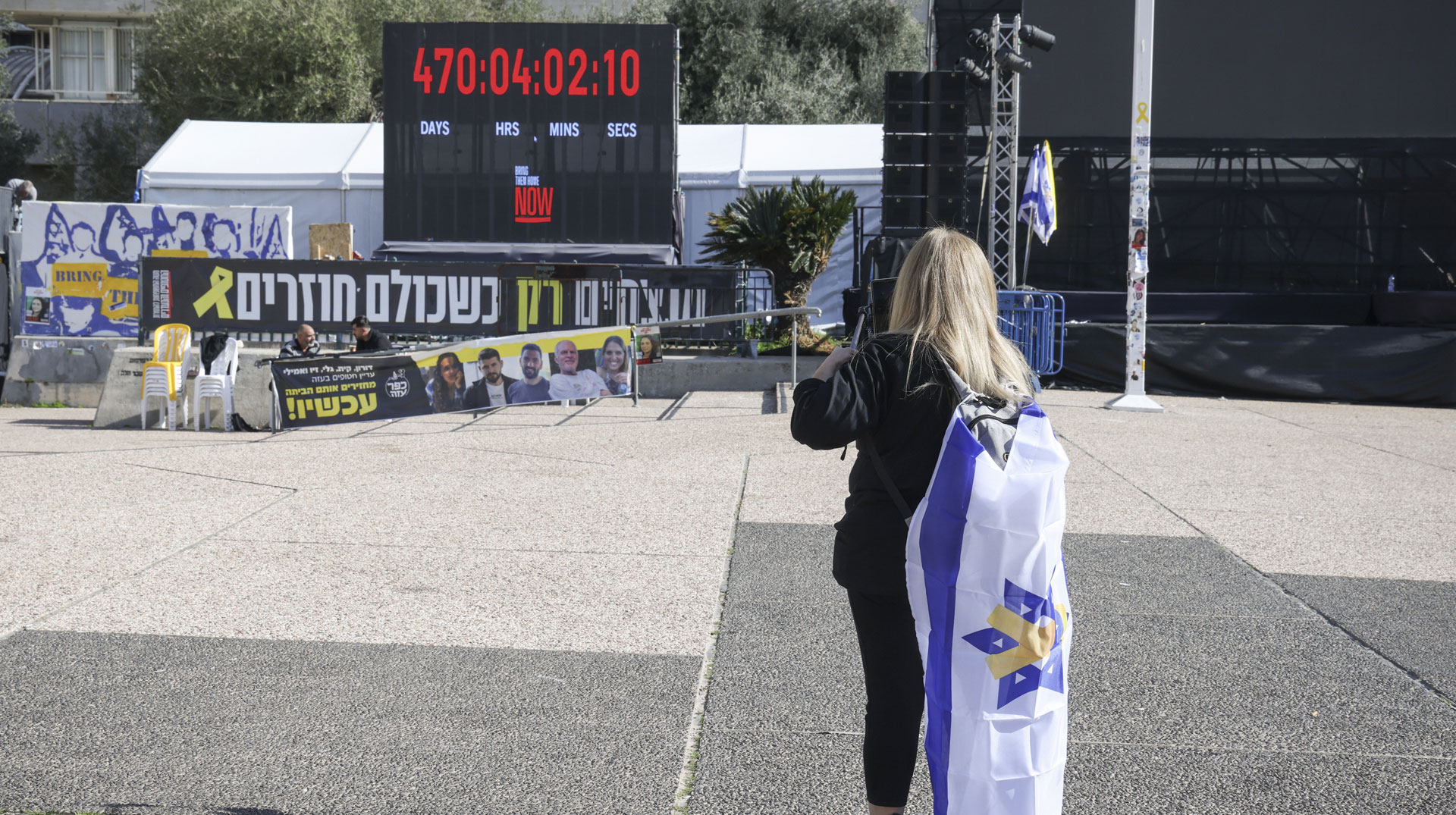 Eine digitale Uhr, die die Zeit seit Kriegsbeginn zählt, steht am 19. Januar 2025 auf dem Platz im Zentrum von Tel Aviv (Israel), der kurz nach Beginn des Kriegs als Geiselplatz bekannt geworden ist.