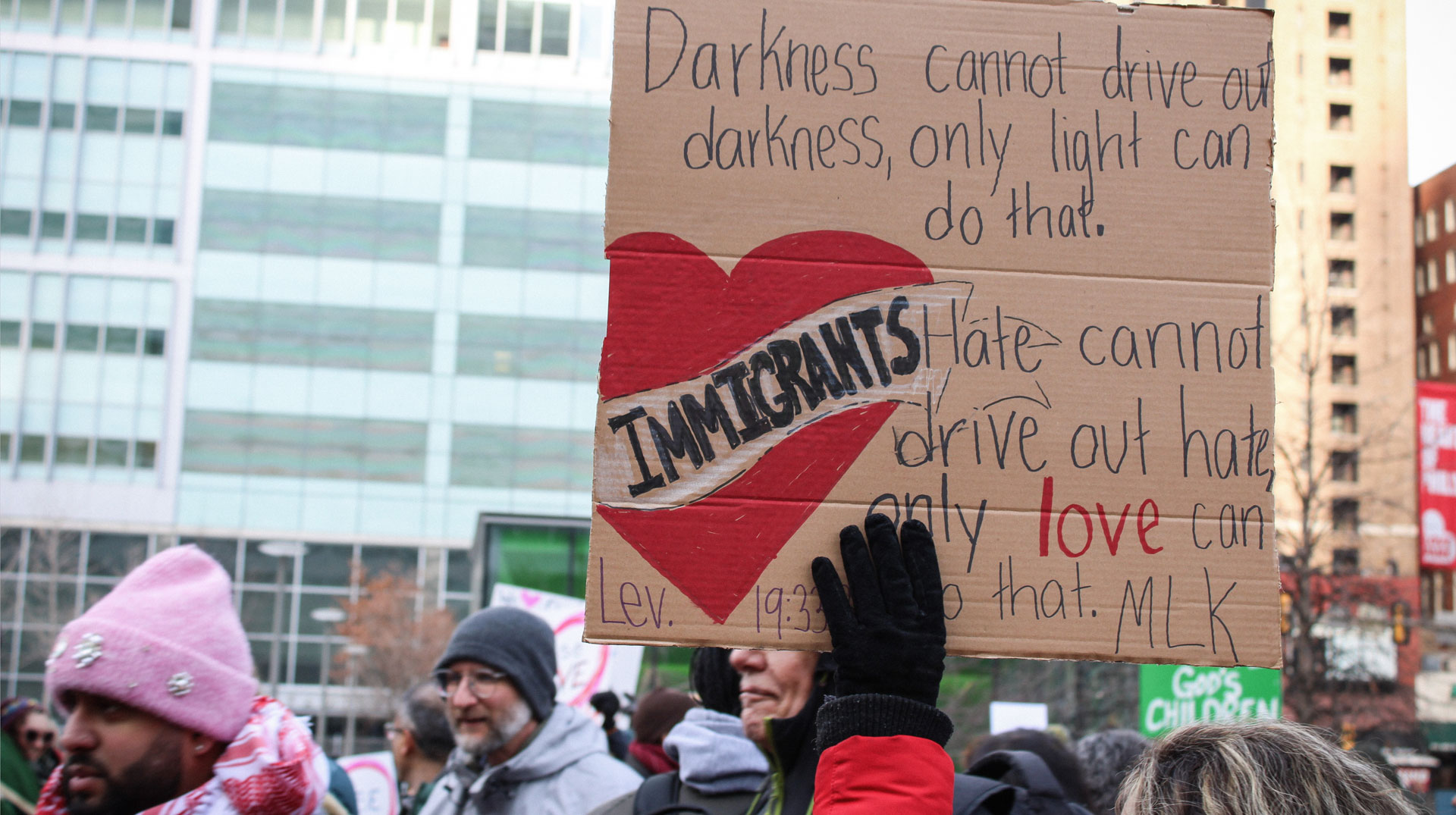 	Ein Schild mit einem Herz während einer Kundgebung zur Unterstützung von Einwanderern am 25. Januar 2025 im Love Park in Philadelphia (USA)