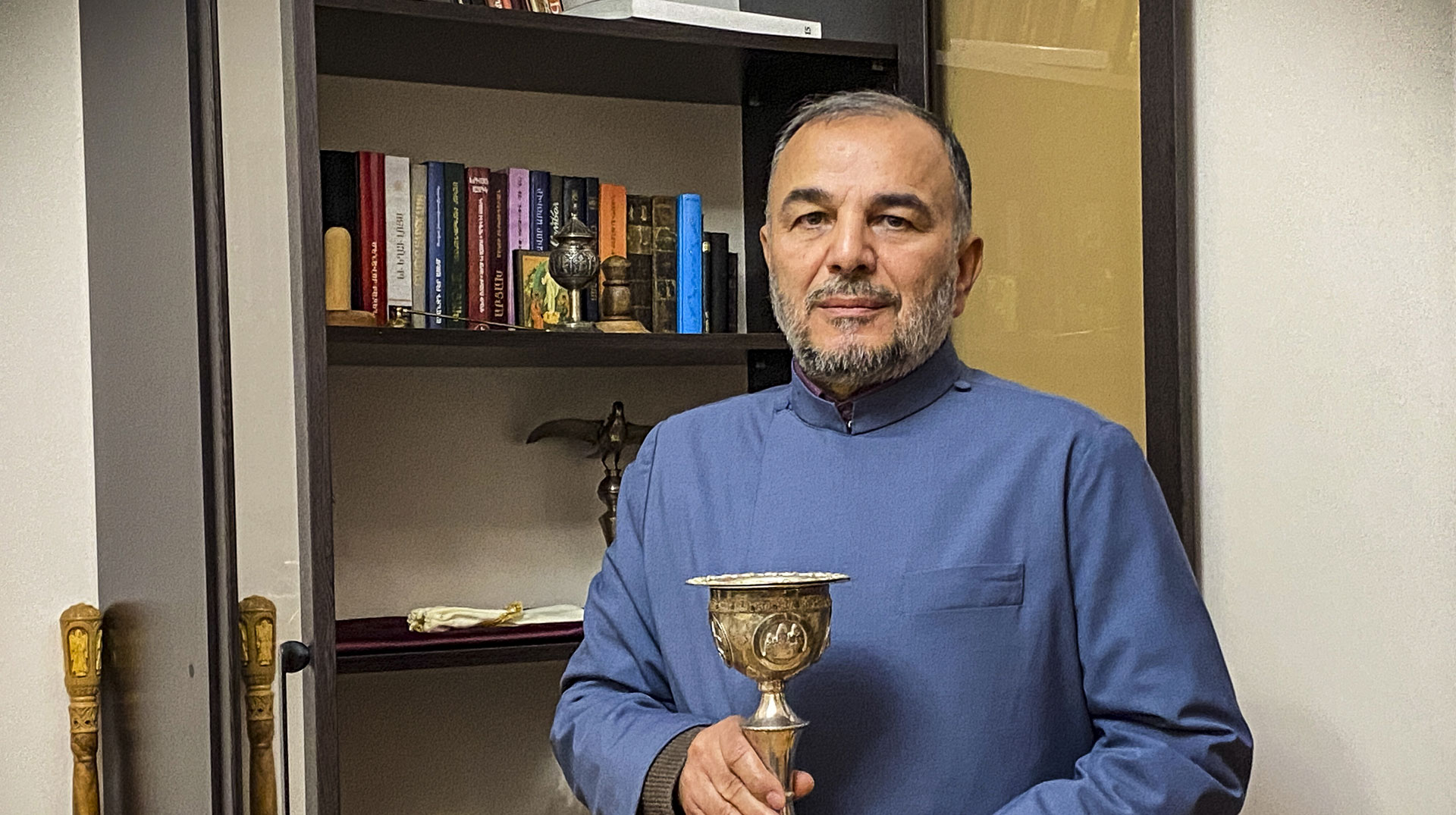 Bischof Vrtanes Abrahamyan mit einem Kelch aus Bergkarabach am 29. Januar 2025 in Jerewan (Armenien).