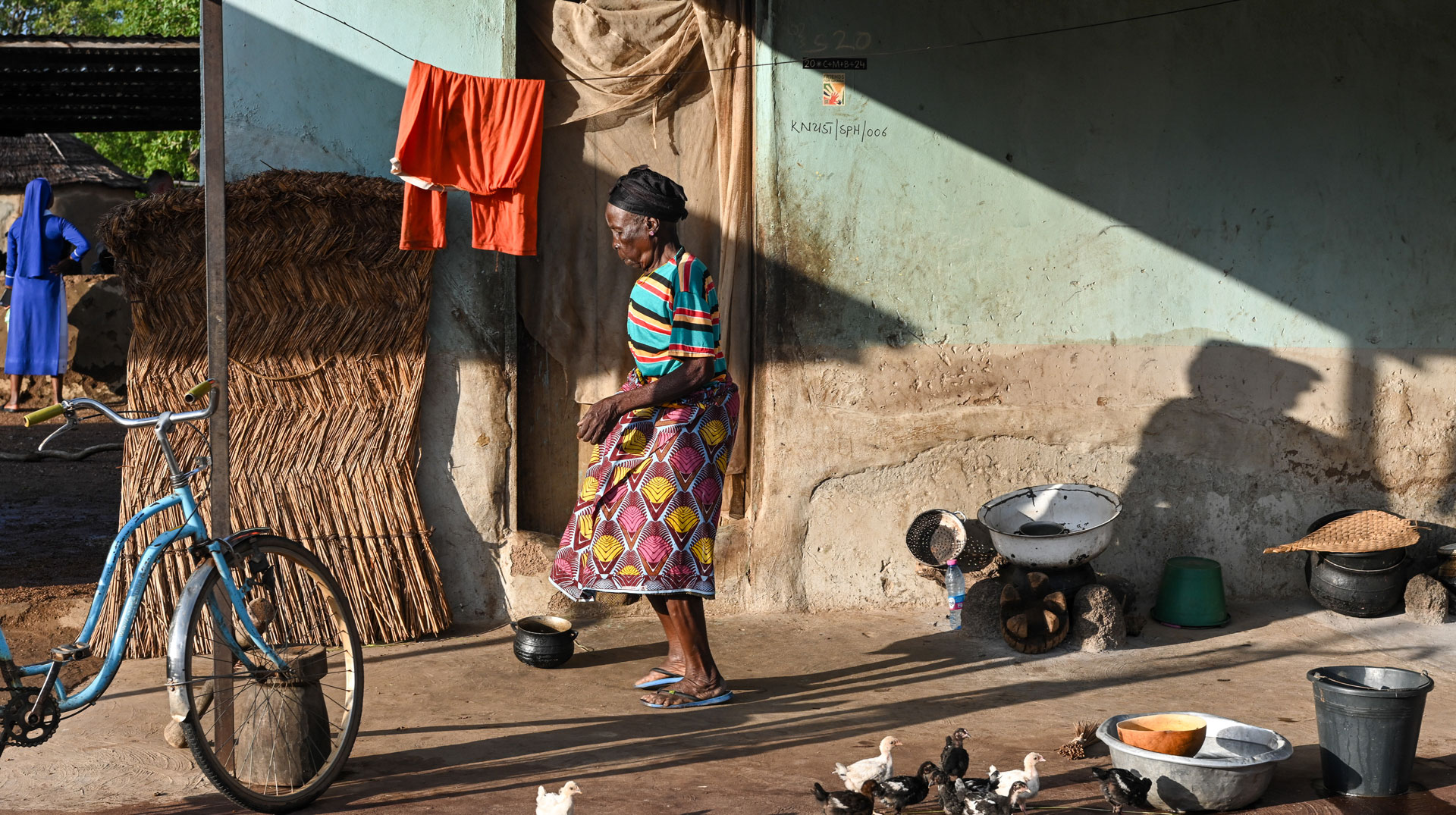 Eine alte Frau vor ihrer Wohnung am 22. September 2024 im "Camp der alten Frauen" nahe Gushiegu (Ghana).